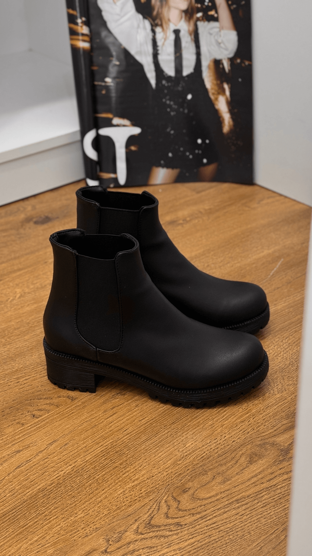 JUSTİN MODEL 3 TABANLI LASTİK KISA BOT SIYAH