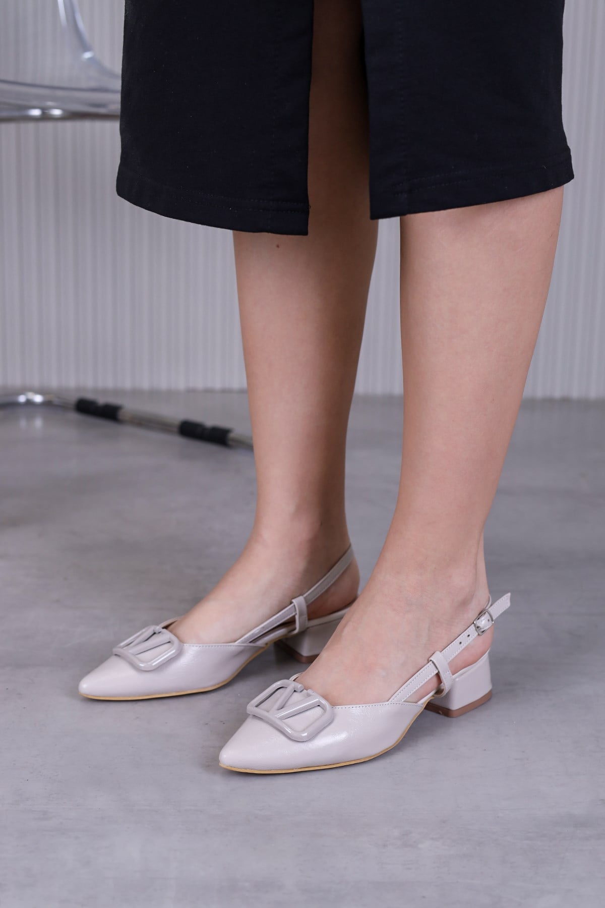 KR7059 MODEL YENİ SEZON 3 CM TOPUKLU TOKALI TOPUKLU AYAKAKBI TEN.KIRISIK