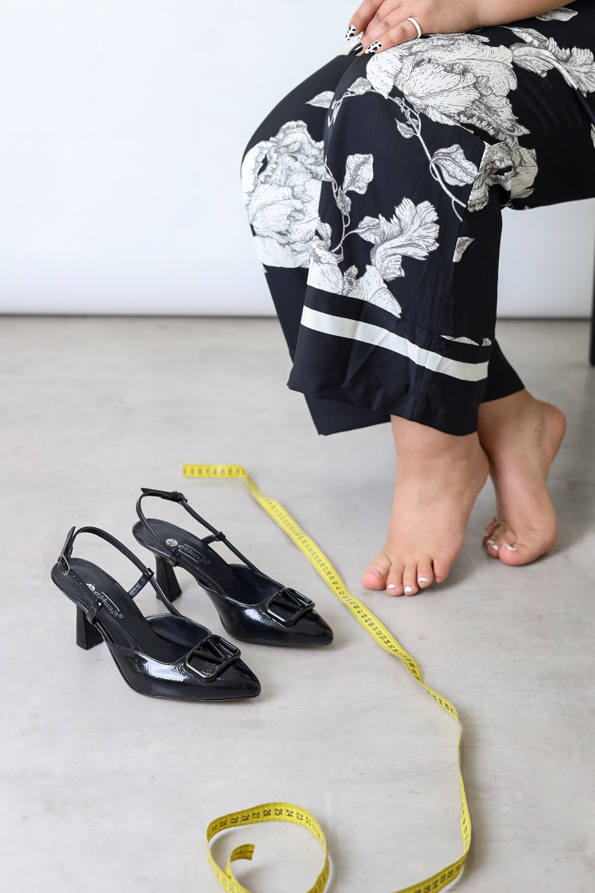 KR9017 MODEL 5 CM TOPUKLU AKSESUAR DETAYLI TOPUKLU AYAKAKBI SIY.RUGAN