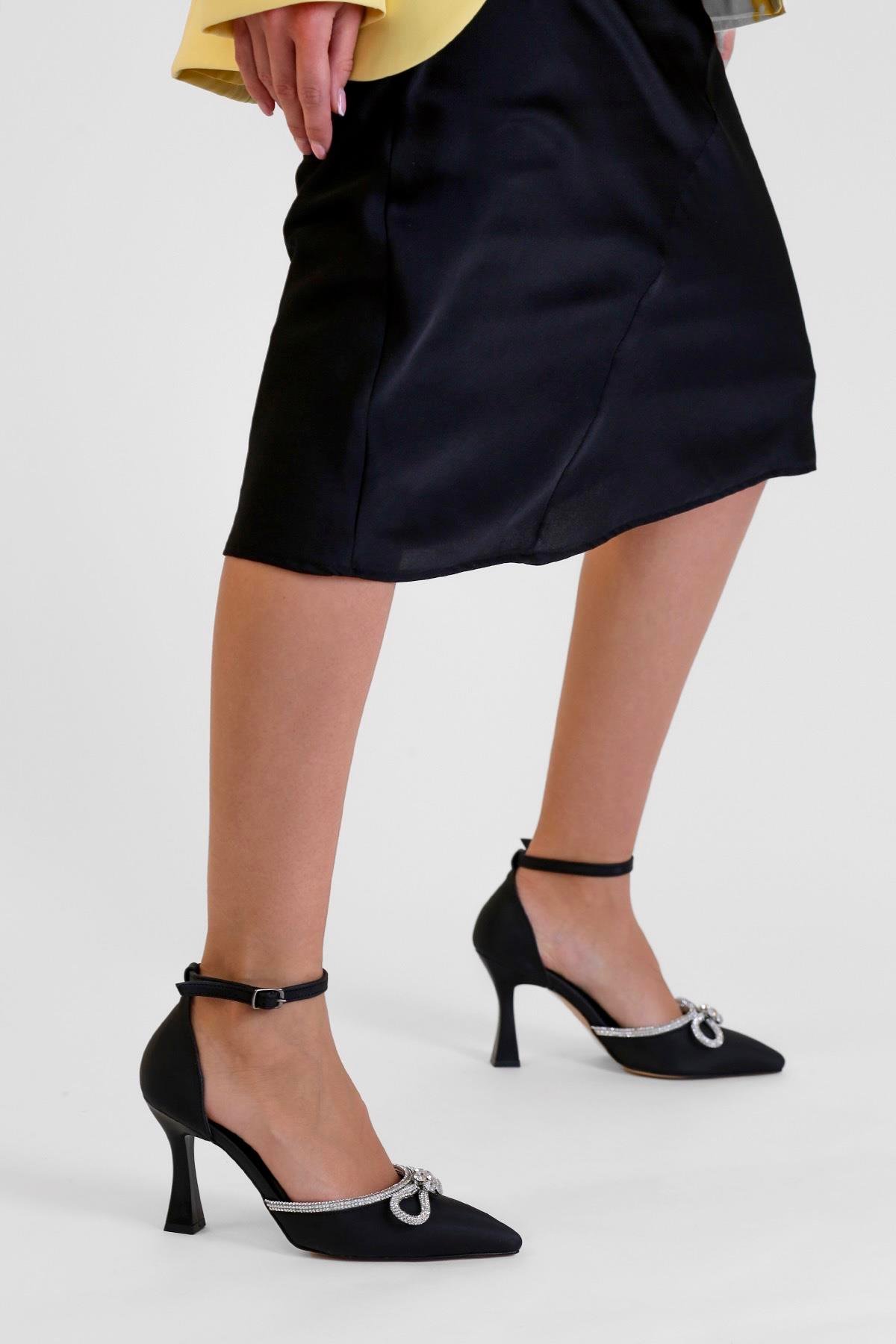 LUGA MODEL 8 CM TAŞ DETAYLI YENİ SEZON TOPUKLU AYAKKABI SIYAH