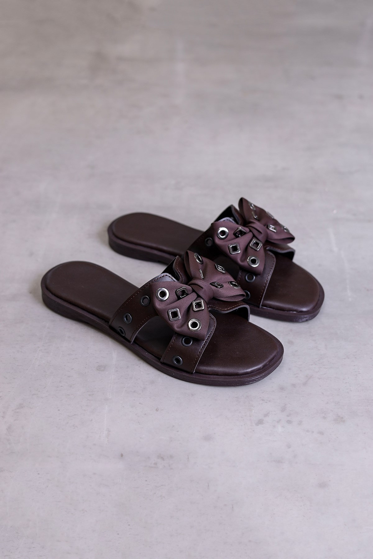 mr033 model toka detaylı tek bant terlik KAHVE