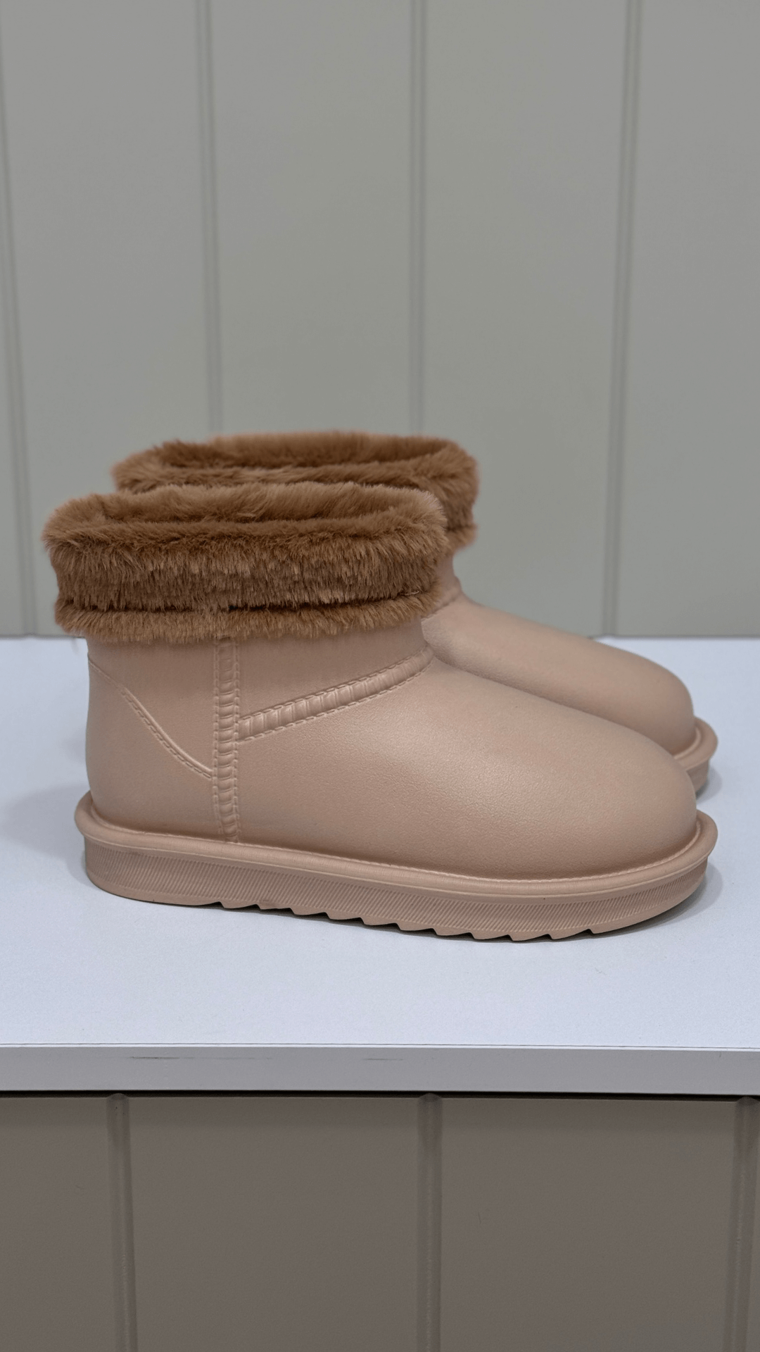 NEOS372 model 2 cm tabanlı kısa yünlü bot TEN