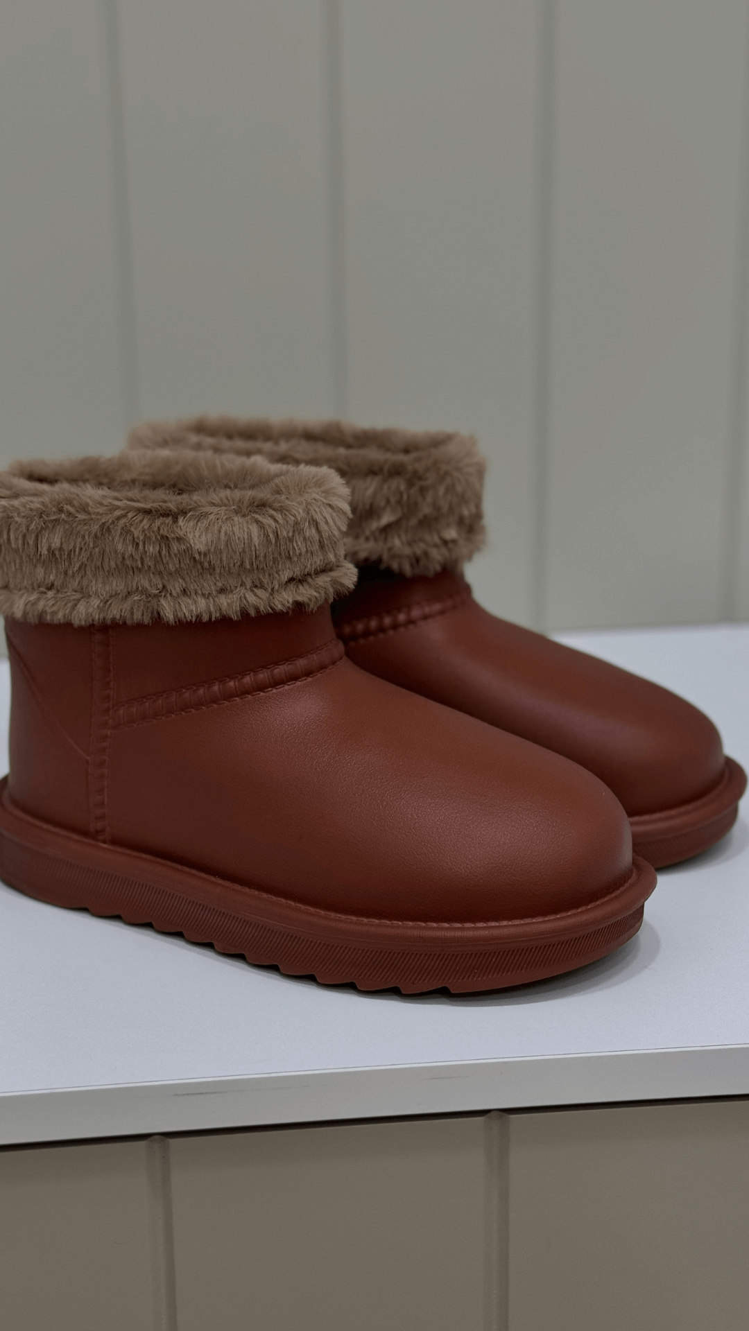 NEOS372 model 2 cm tabanlı kısa yünlü bot TABA