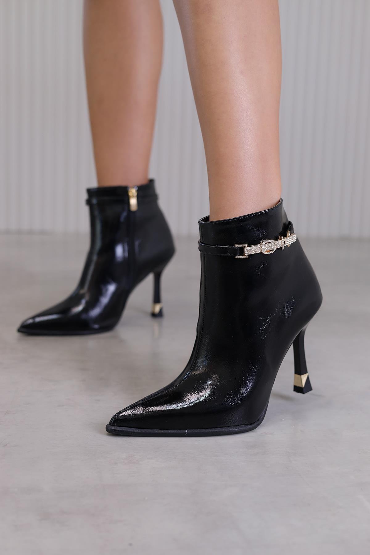 pm2005 model 8 cm topuklu taş detaylı kısa bot SIY.KIRISK