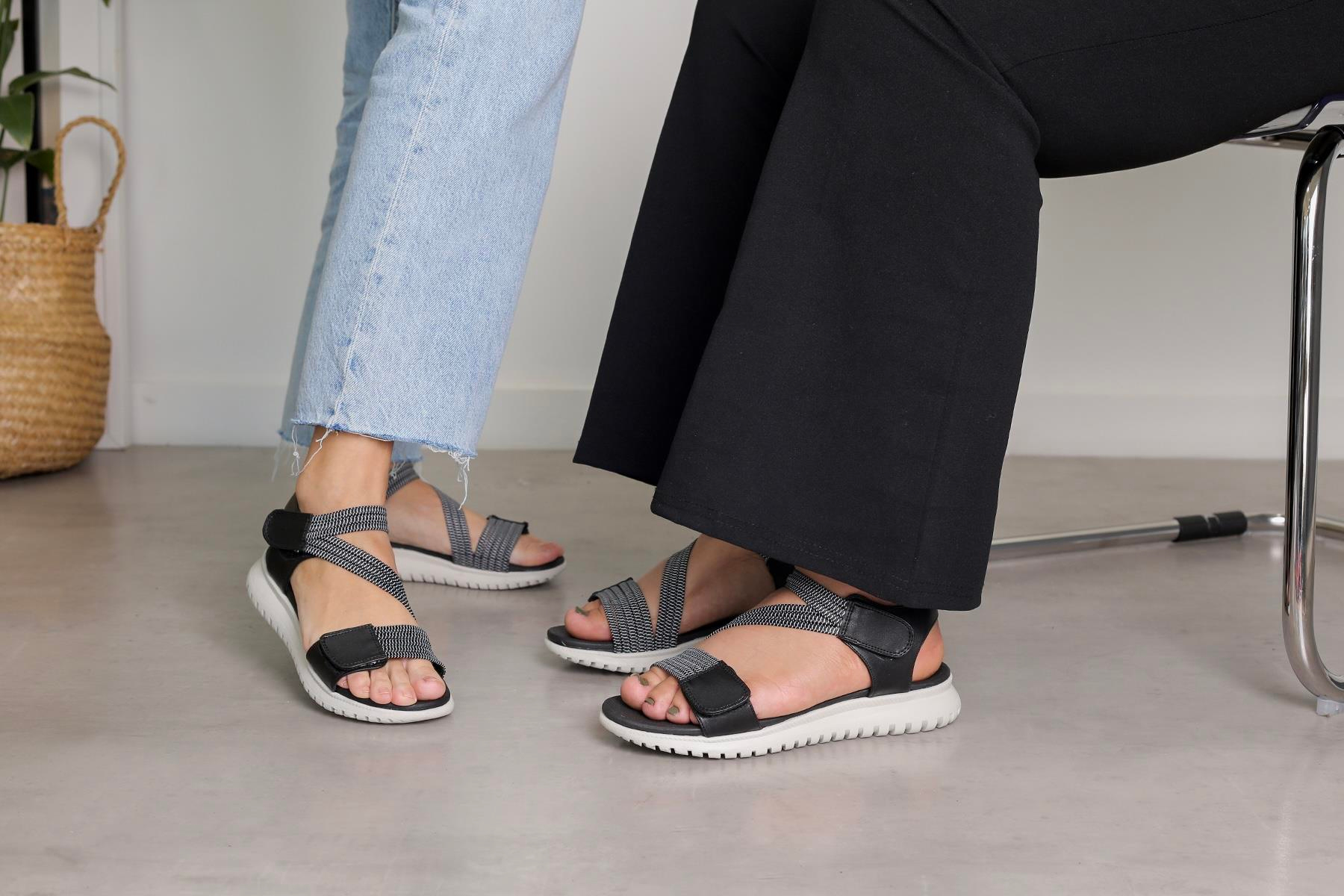 ST1002 MODEL 3 CM TABANLI LASTİK BANT  DETAYLI SANDALET AYAKKABI YENİ SEZON SIYAH