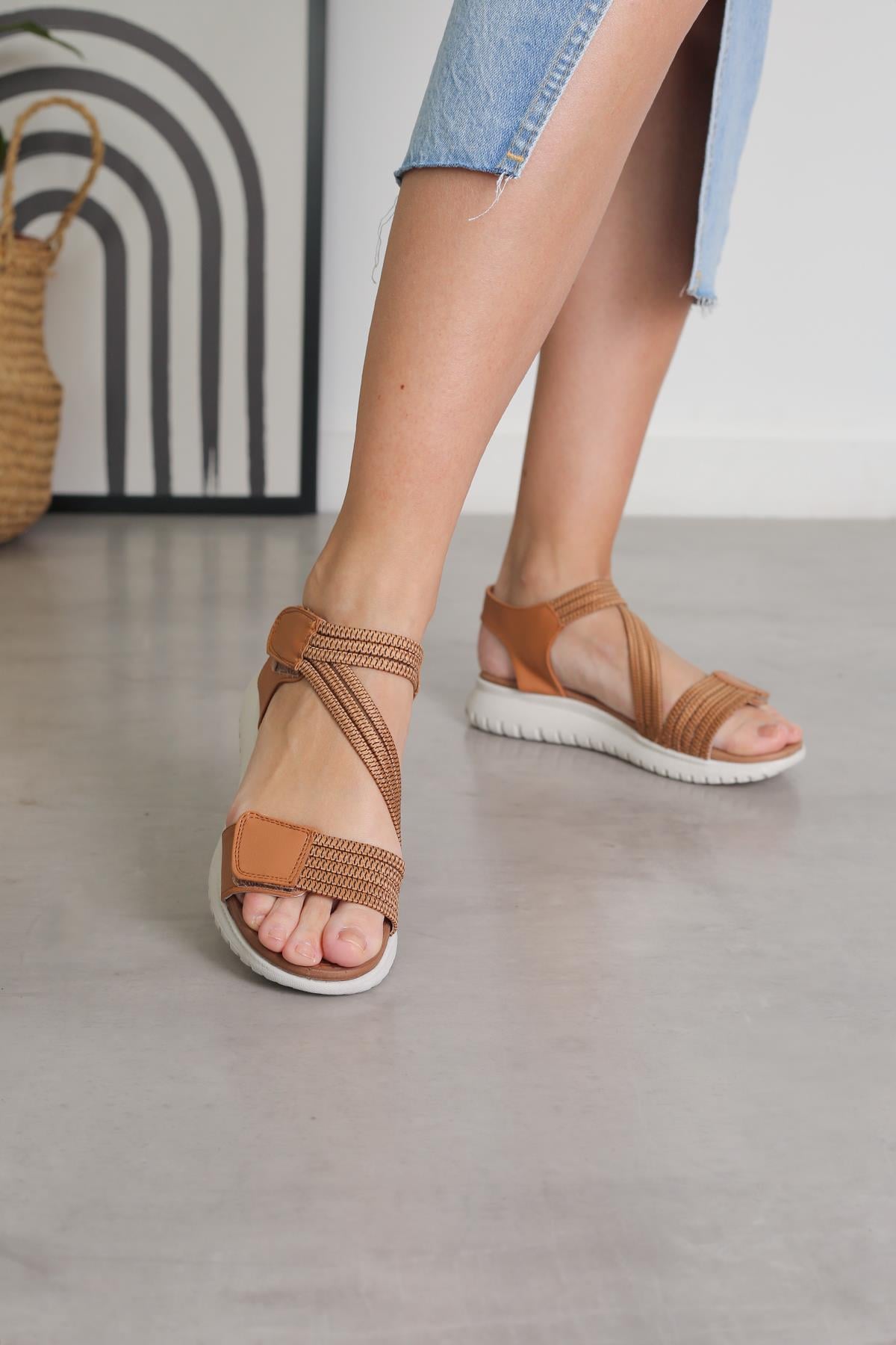 ST1002 MODEL 3 CM TABANLI LASTİK BANT  DETAYLI SANDALET AYAKKABI YENİ SEZON TABA