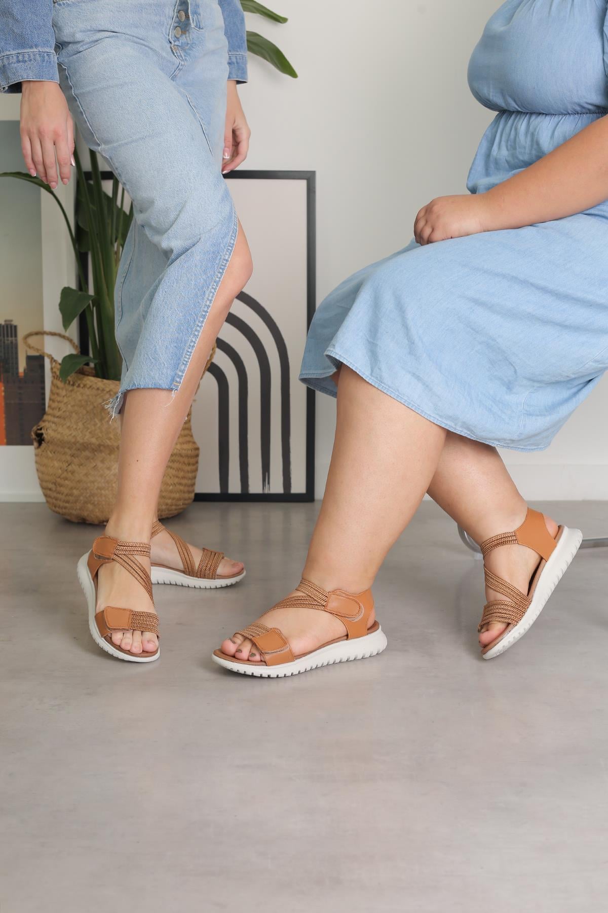 ST1002 MODEL 3 CM TABANLI LASTİK BANT  DETAYLI SANDALET AYAKKABI YENİ SEZON TABA