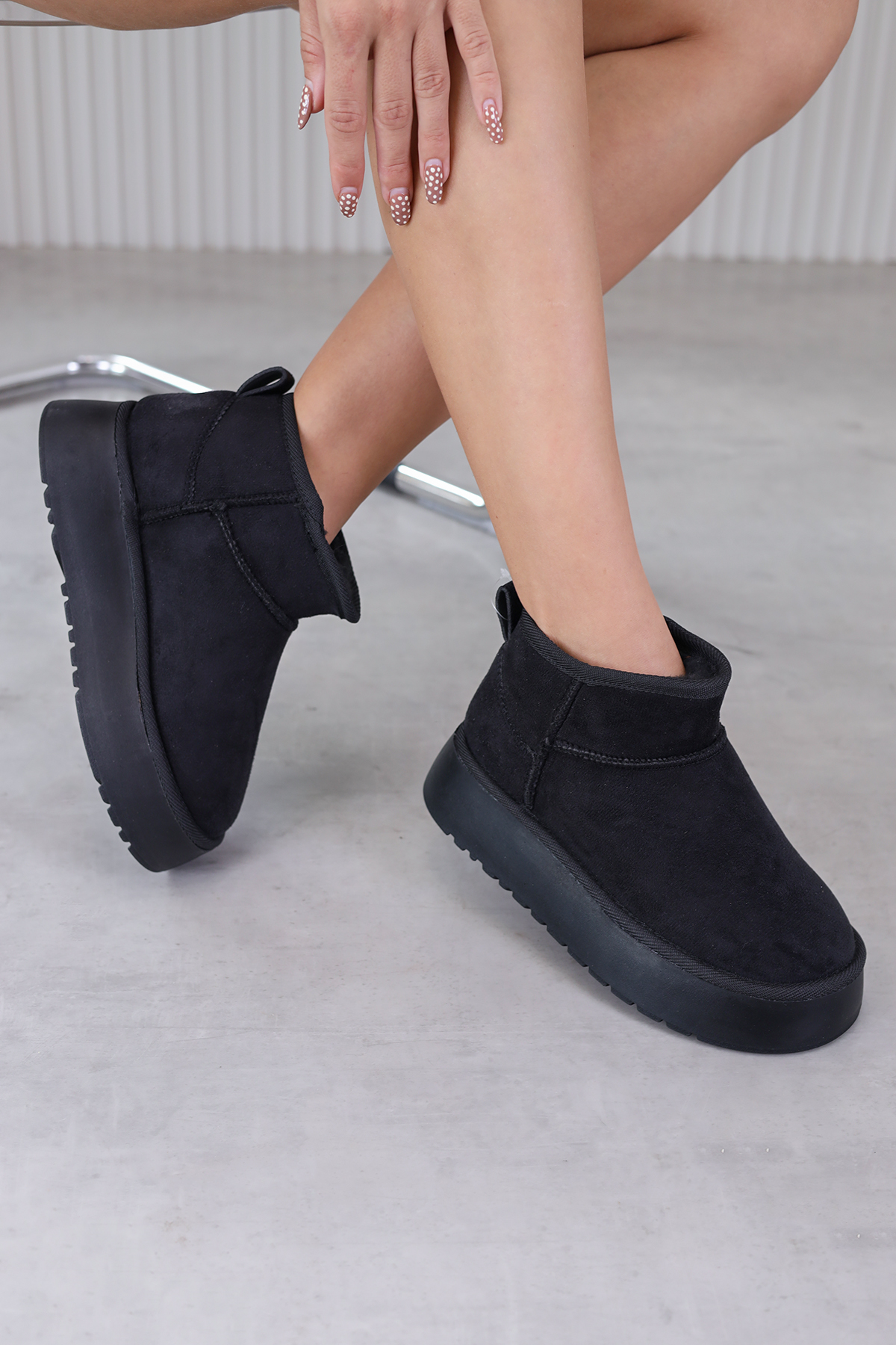 st1073  model 3  cm tabanlı yeni sezon kısa bot SIYAH