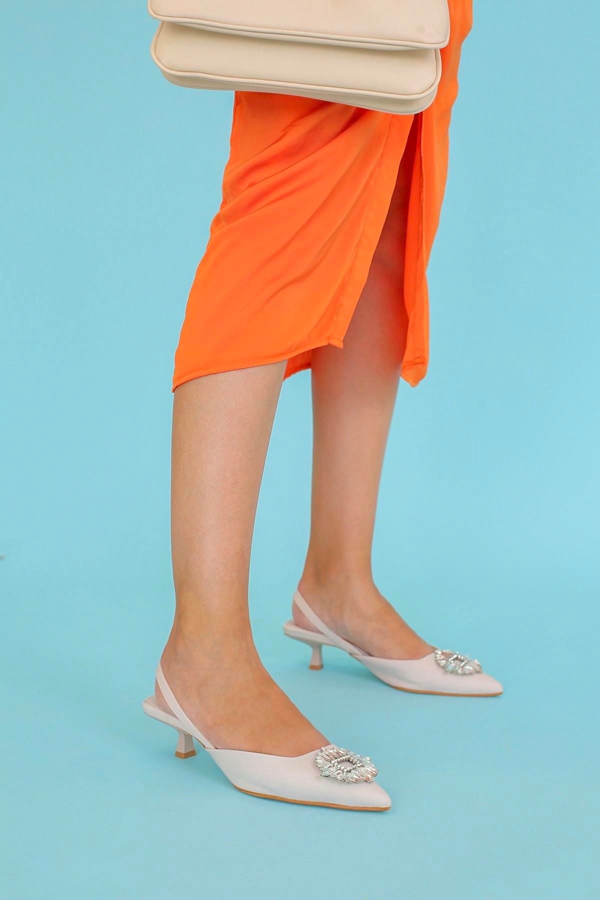 VEDAS MODEL 3 CM TAŞ DETAYLI YENİ SEZON TOPUKLU SANDALET TEN.SATEN