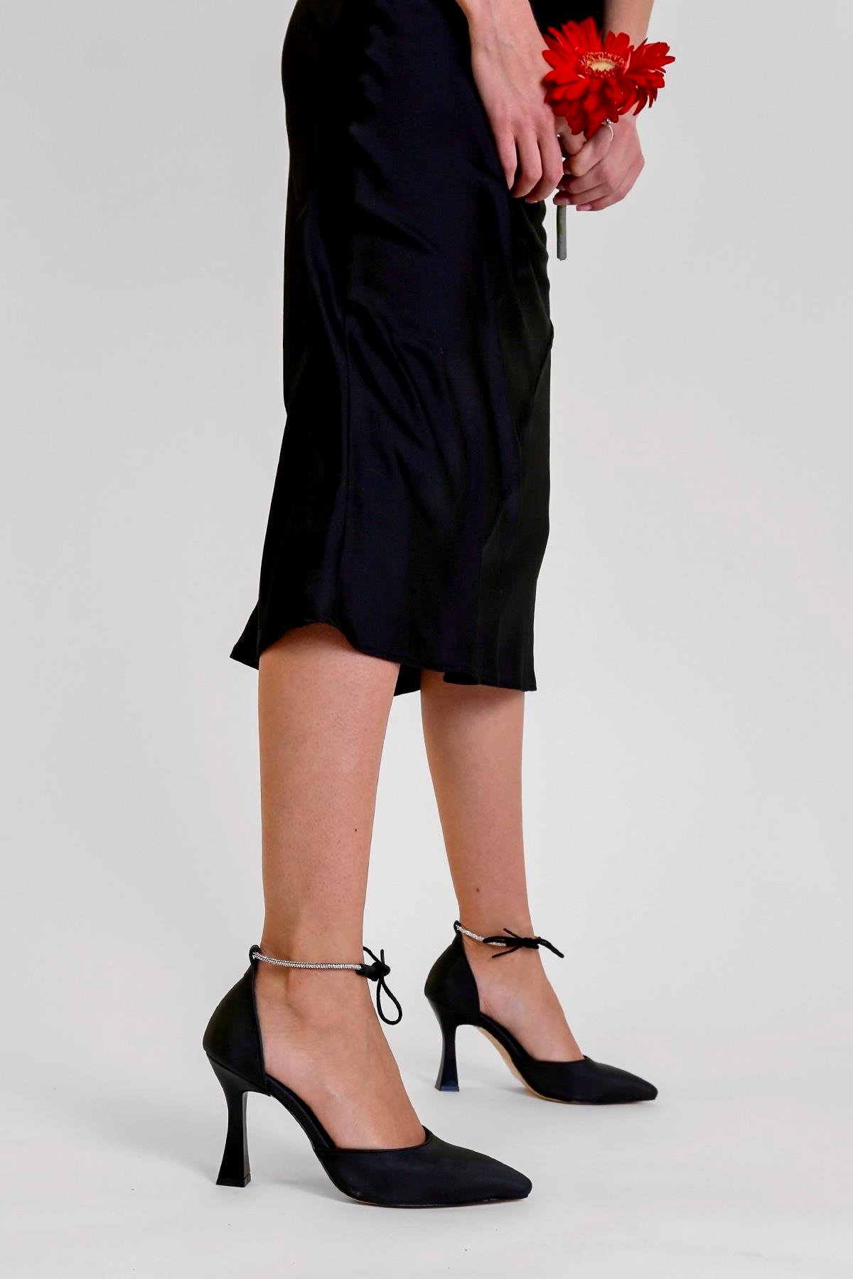 YORGAP MODEL 8 CM TAŞ DETAYLI YENİ SEZON TOPUKLU SANDALET SIY.SATEN