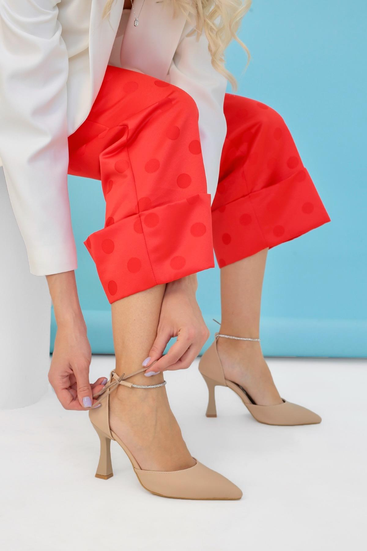 YORGAP MODEL 8 CM TAŞ DETAYLI YENİ SEZON TOPUKLU SANDALET TEN SATEN