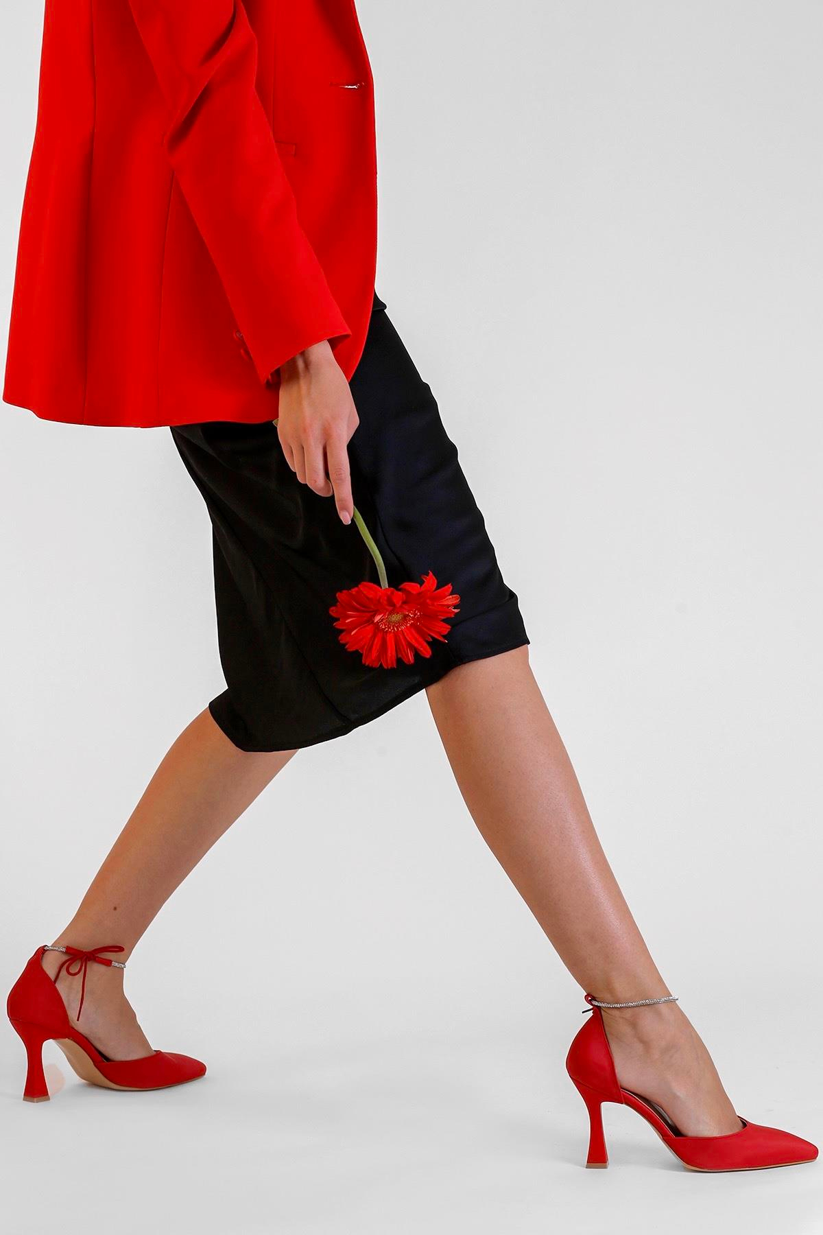 YORGAP MODEL 8 CM TAŞ DETAYLI YENİ SEZON TOPUKLU SANDALET KIR.SATEN