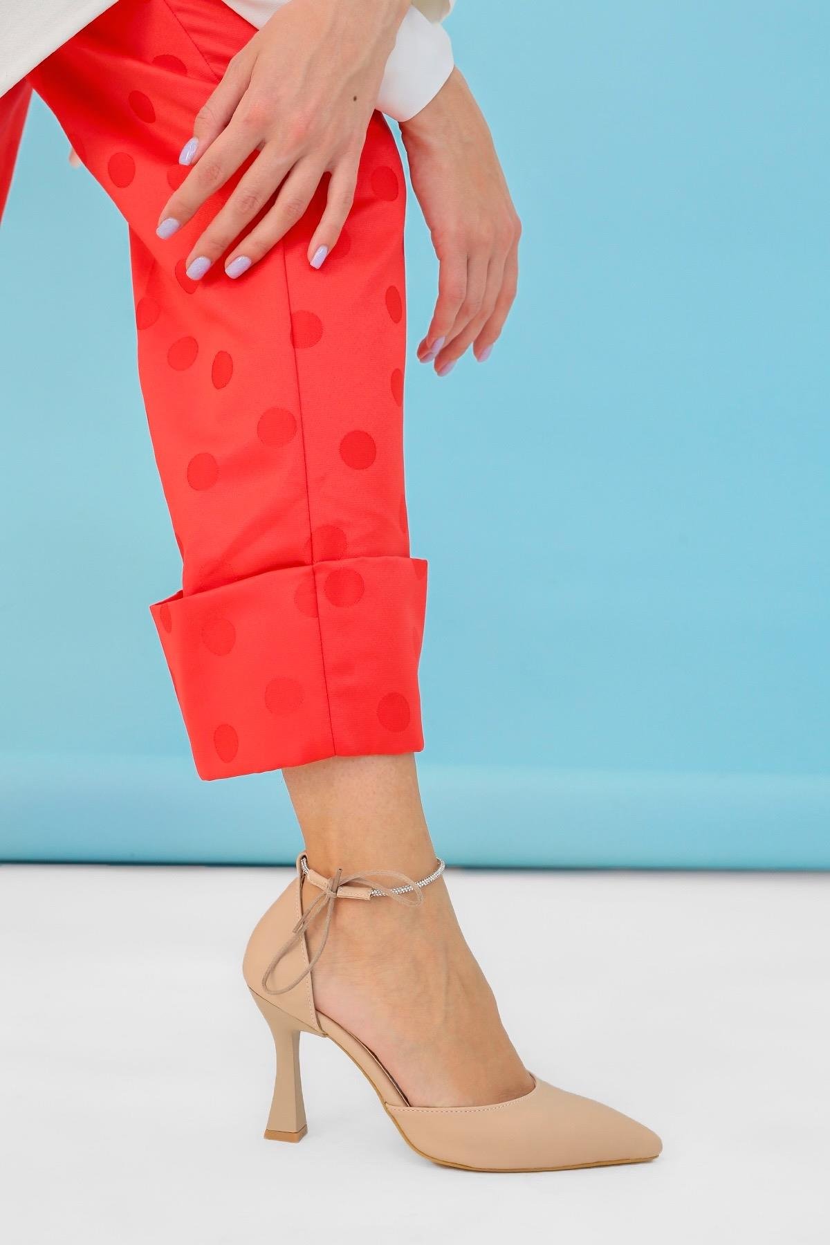 YORGAP MODEL 8 CM TAŞ DETAYLI YENİ SEZON TOPUKLU SANDALET TEN SATEN