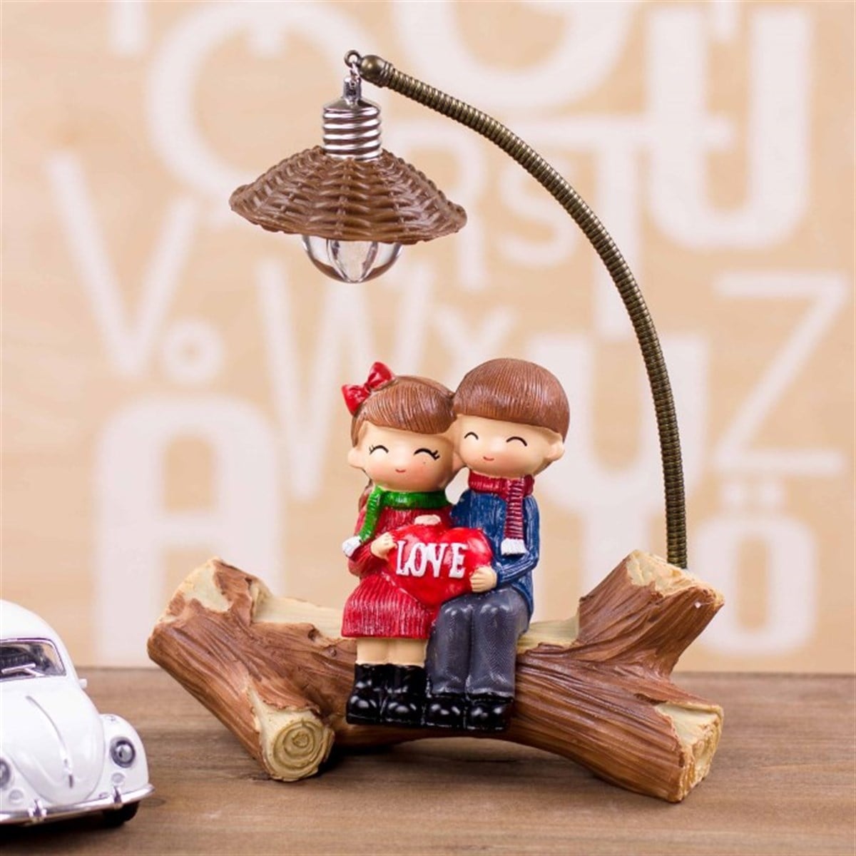 Ağaç Kütüğünde Oturan Romantik Çift Temalı Dekoratif Masa Lambası