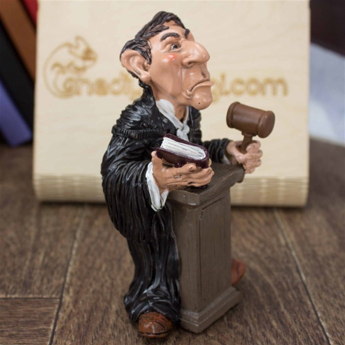 Hakim Temalı Polyester Biblo