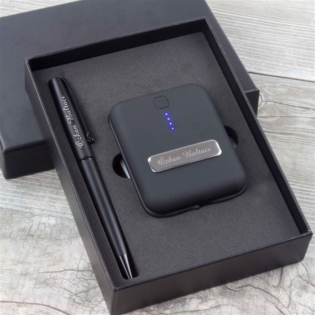 İsme Özel 5200 Mah. Powerbank ve Kalem Seti Özel Tasarım Kutulu Siyah