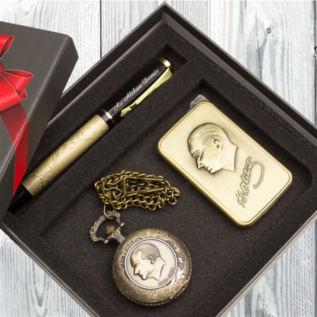 İsme Özel Atatürk Temalı Köstekli Saat Çakmak ve Kalem Seti Tasarım Kutulu