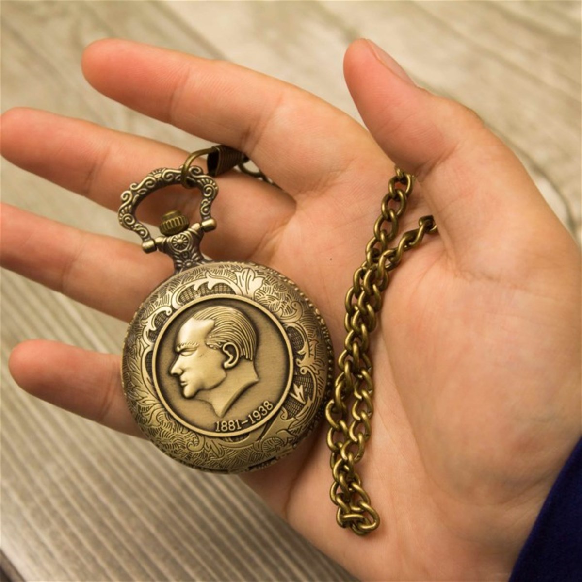 İsme Özel Atatürk Temalı Köstekli Saat Çakmak ve Kalem Seti Tasarım Kutulu