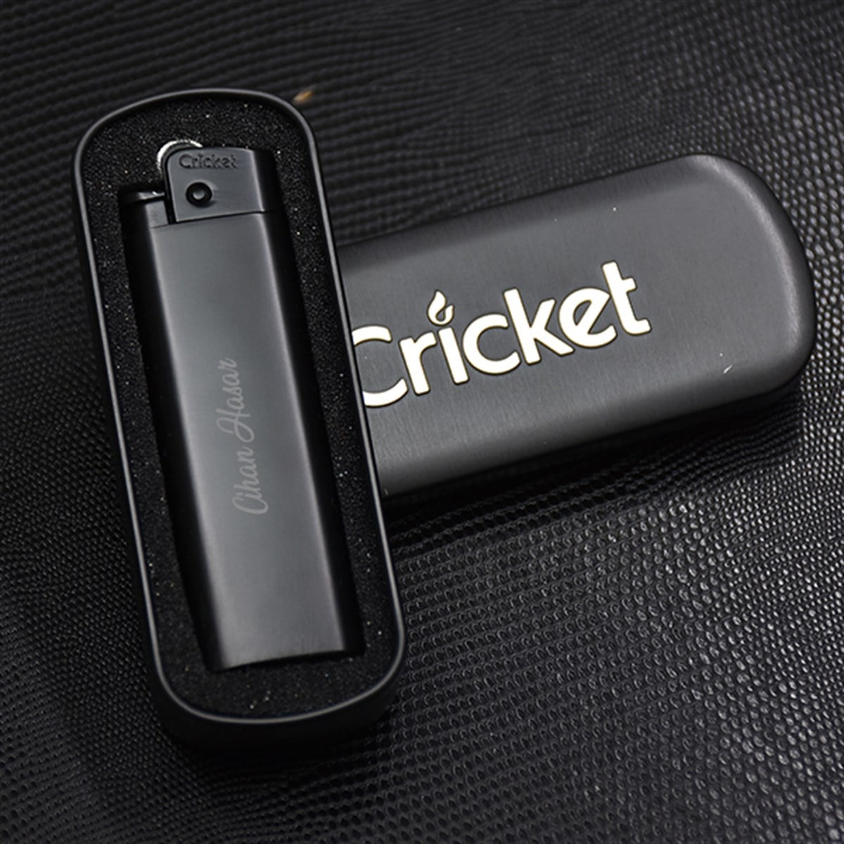 İsme Özel Cricket Marka Pürmüz Alevli Metal Çakmak - Renk Seçenekli