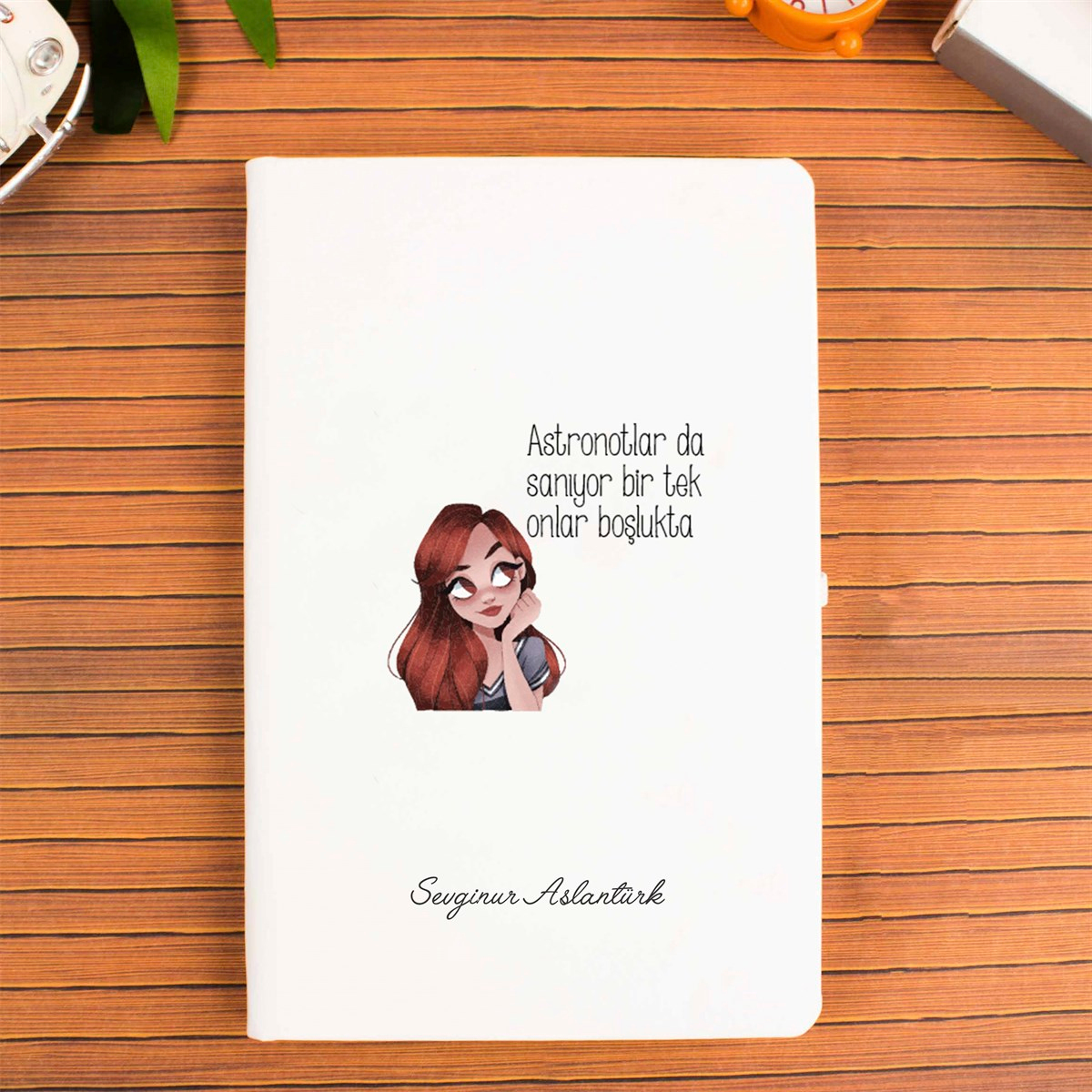 İsme Özel Defter ve Kalem Seti - Astronotlar da Sanıyor Bir Tek Onlar Boşlukta