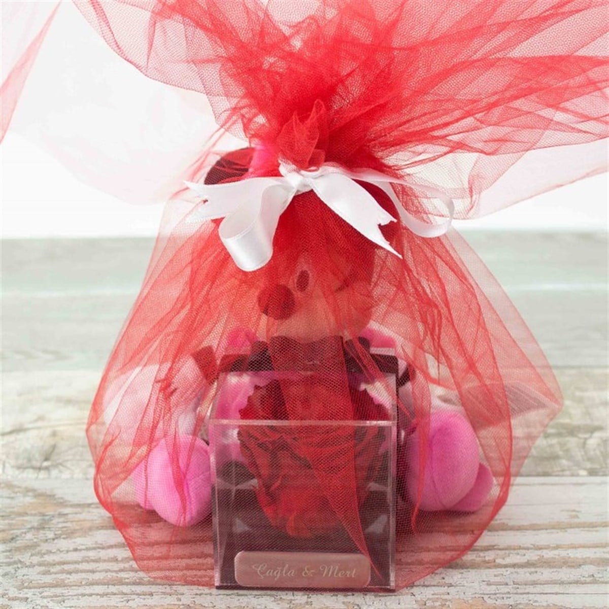 İsme Özel Kırmızı Solmayan Gül ve Minnie Mouse Peluş Aranjmanı 