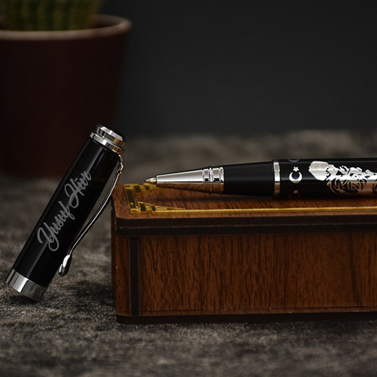 İsme Özel Premium K. Atatürk Kabartmalı Roller Kalem ve Ahşap Kutu Seti