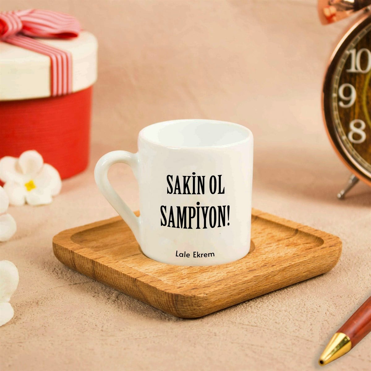 İsme Özel Sakin Ol Şampiyon Temalı Ahşap Altlıklı Fincan Seti