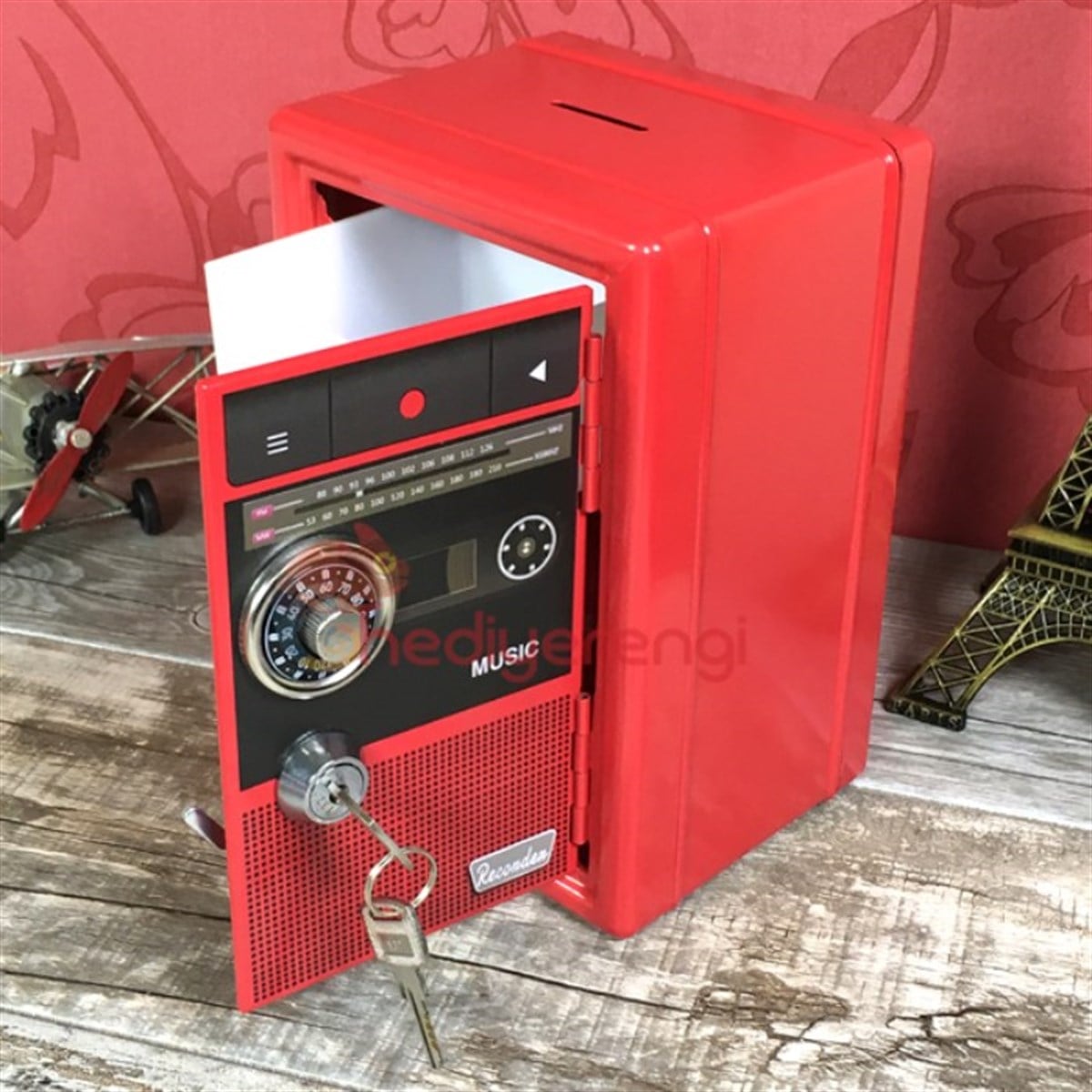 Kaset Çalar Tasarımlı Metal Kilitli Kasa Kumbara