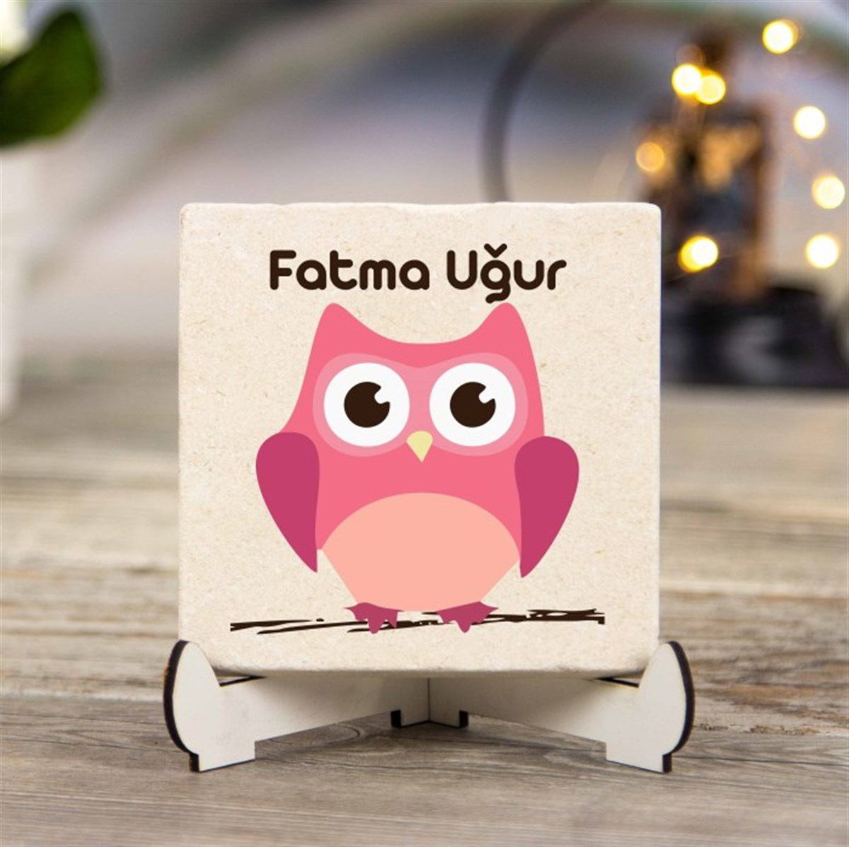Kişiye Özel Baskılı Ahşap Stantlı İsimlik Kare Taş - Pembe Baykuş