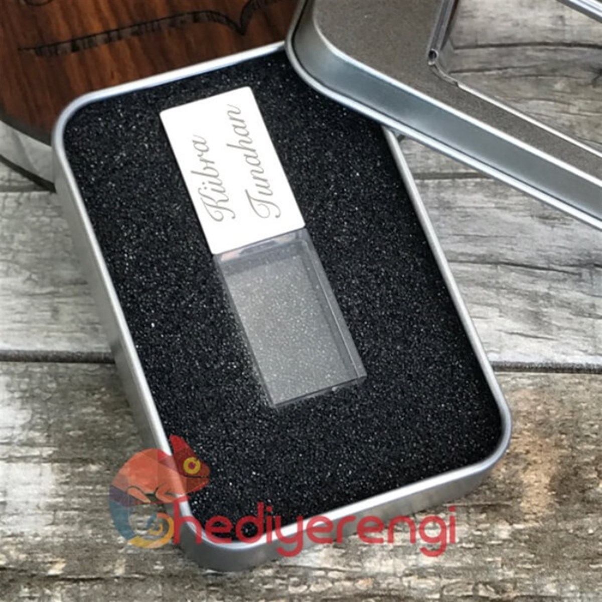Kişiye Özel Gümüş Renkli Işıklı Metal Usb Bellek 8 GB