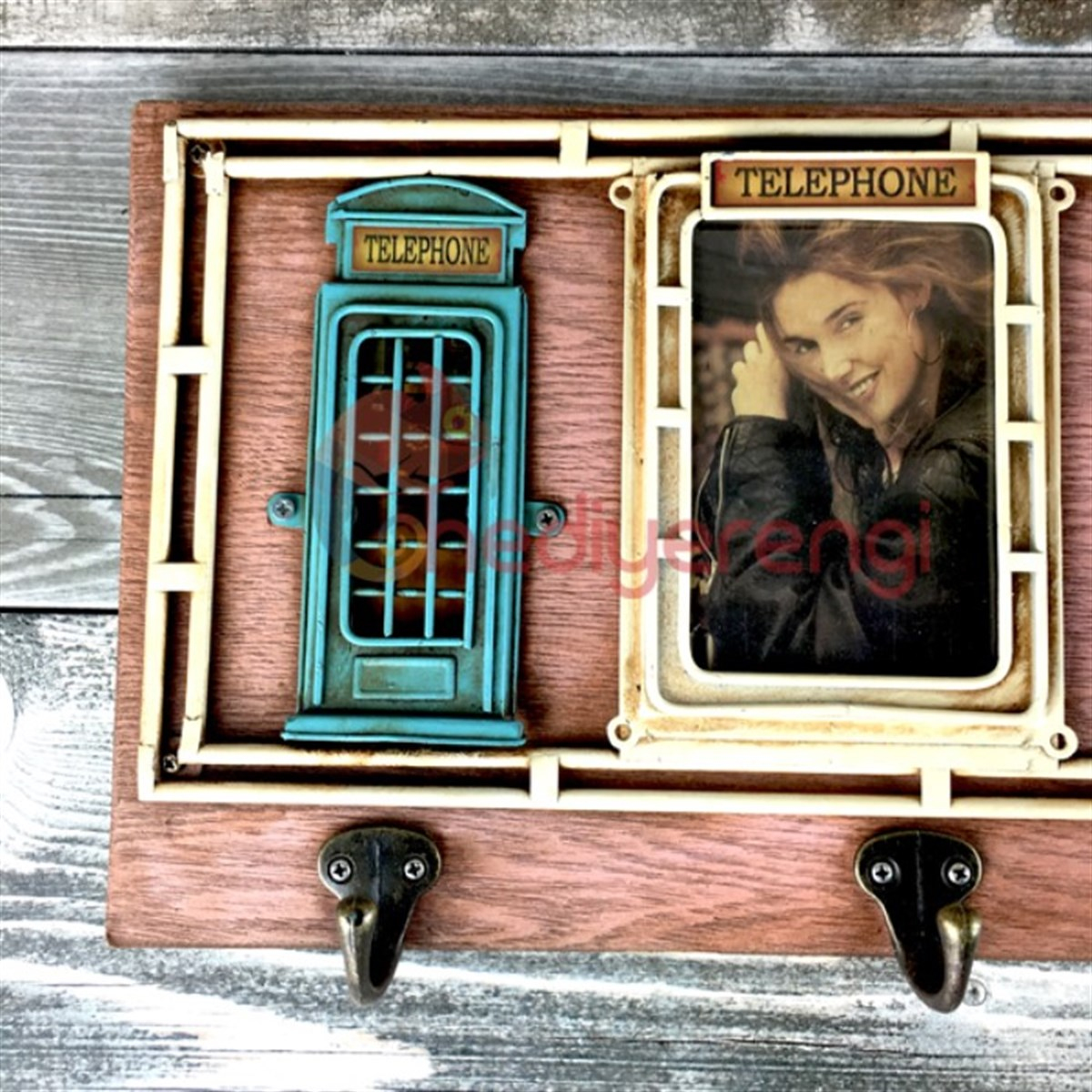 Retro Tasarımlı Resim Çerçeveli Elbise ve Anahtar Askılığı