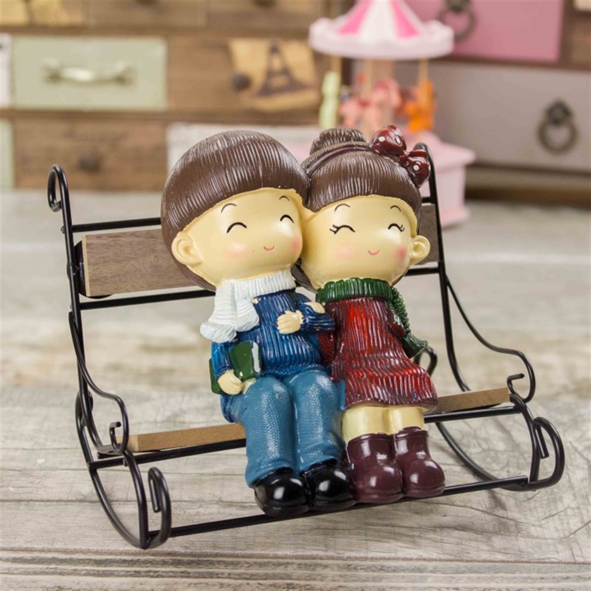 Sallanır Koltukta Oturan Sevimli Çift Biblosu