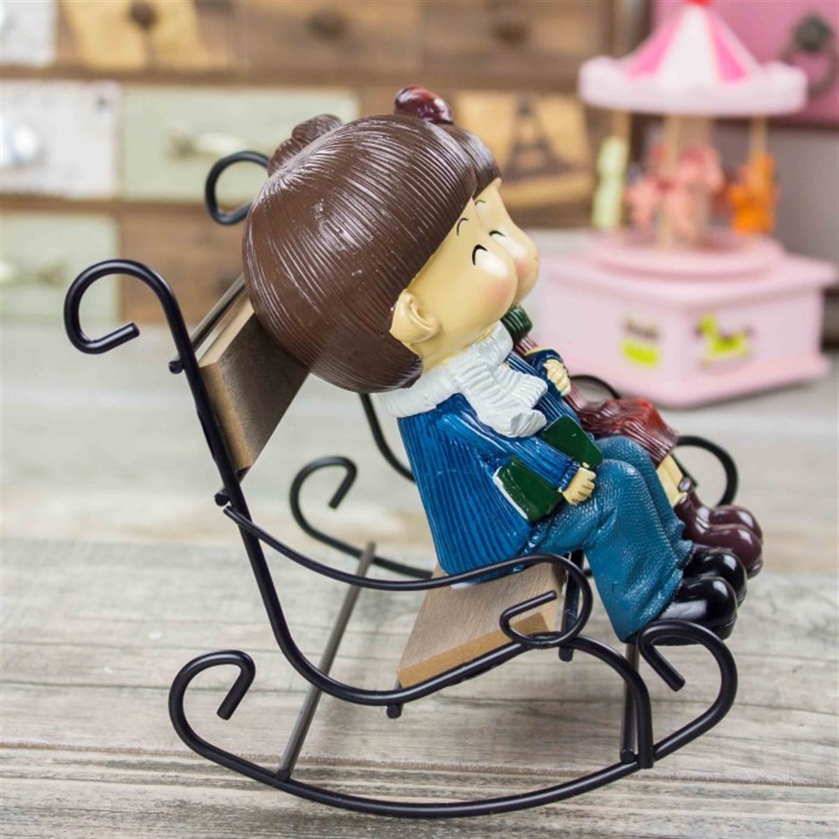 Sallanır Koltukta Oturan Sevimli Çift Biblosu