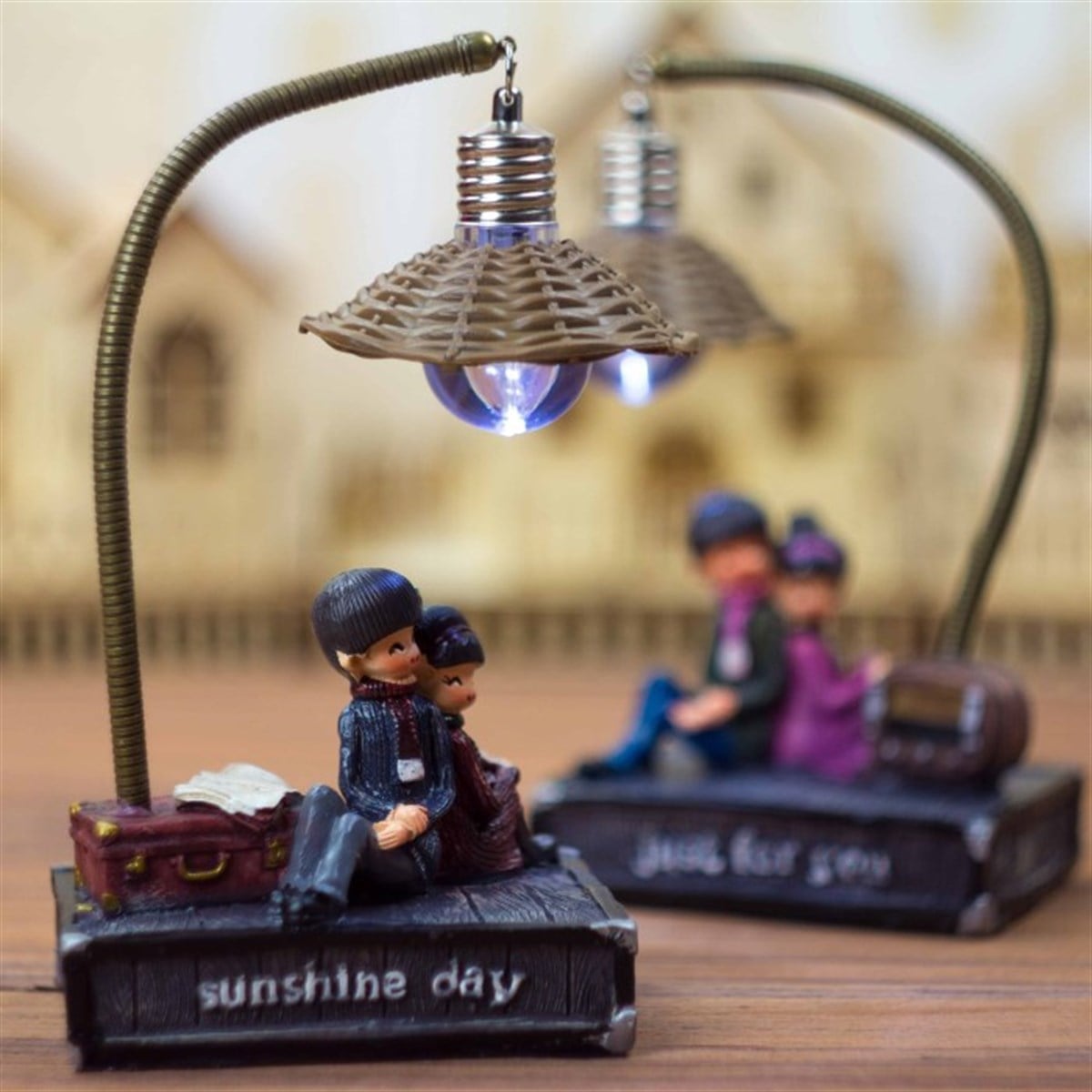 Yerde Oturan Romantik Çift Temalı Masa Lambası