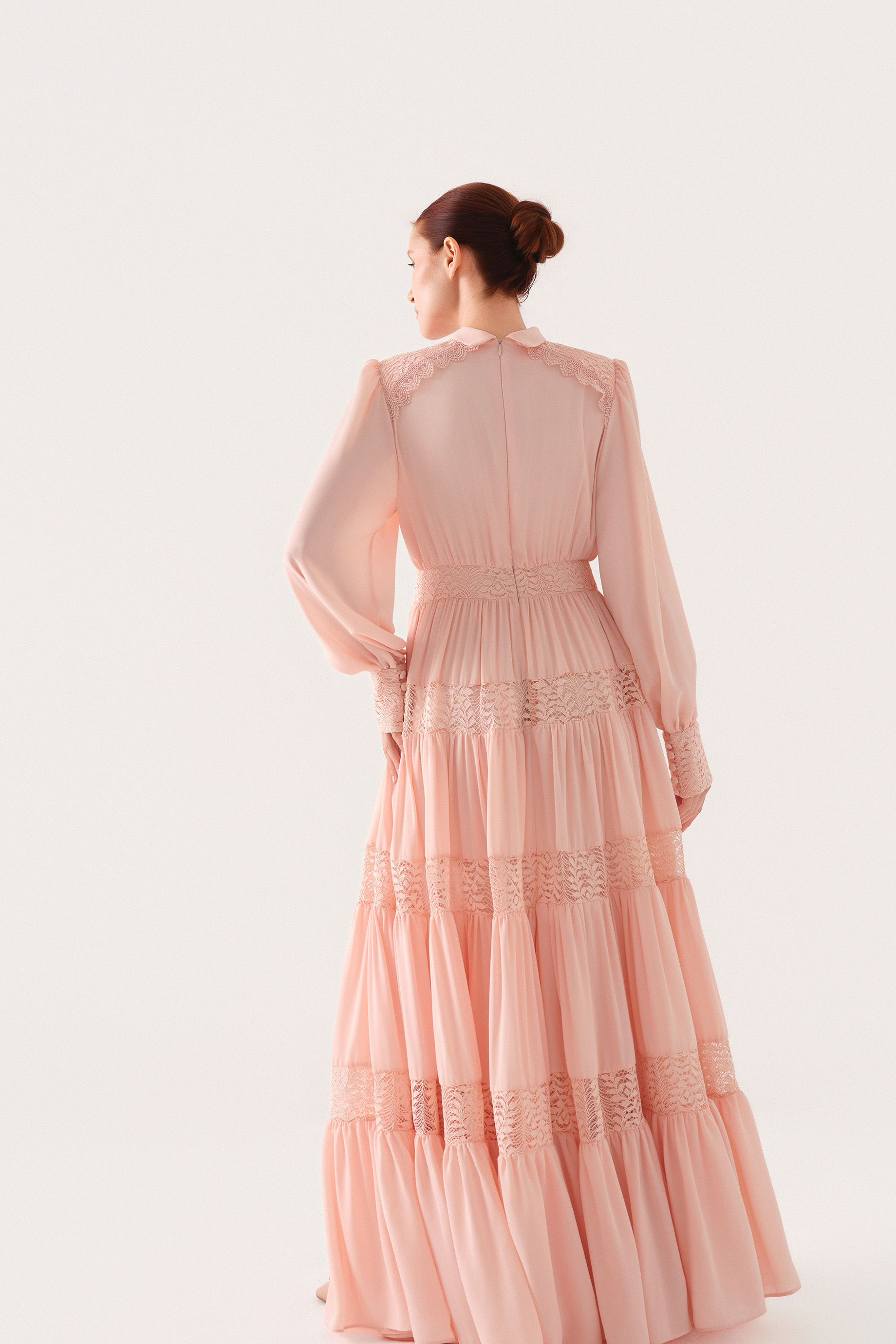 ETEĞİ KAT KAT BRODELİ KREP ELBİSE Pembe