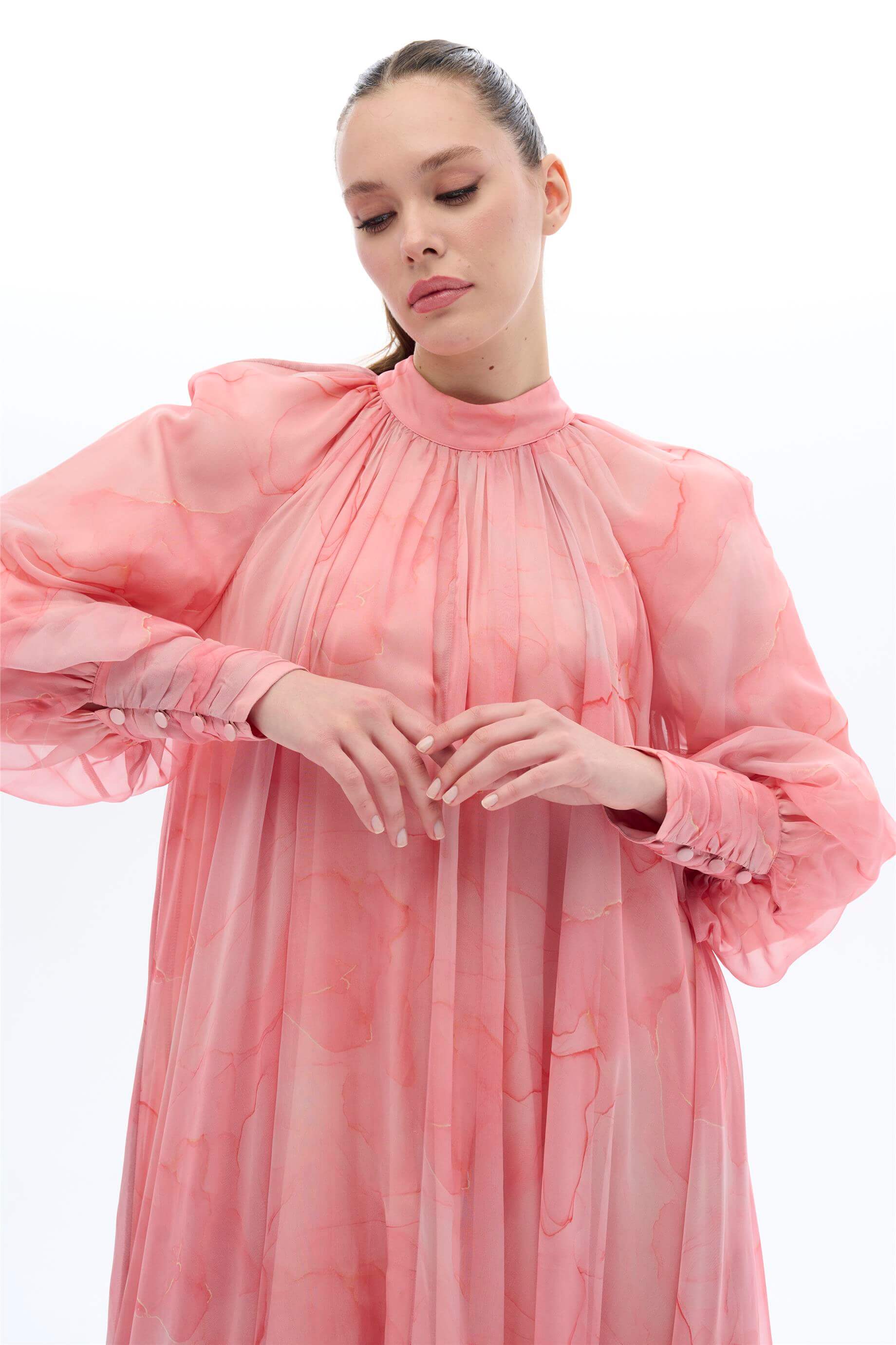 YAKASI FULARLI MERMER DESENLİ ELBİSE Pembe