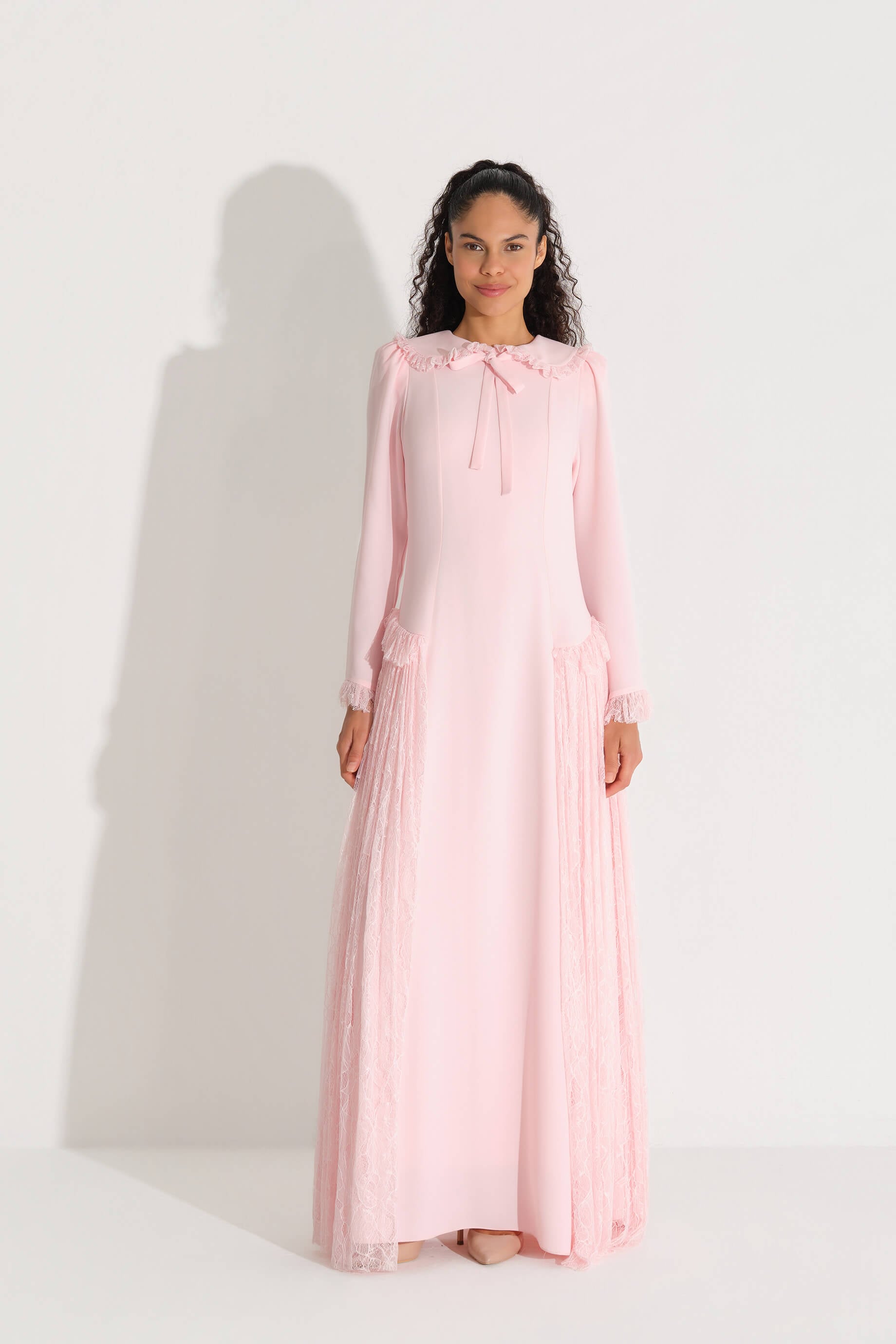 YAKASI VE ETEK KENARLARI DANTELLİ KREP ELBİSE Pembe