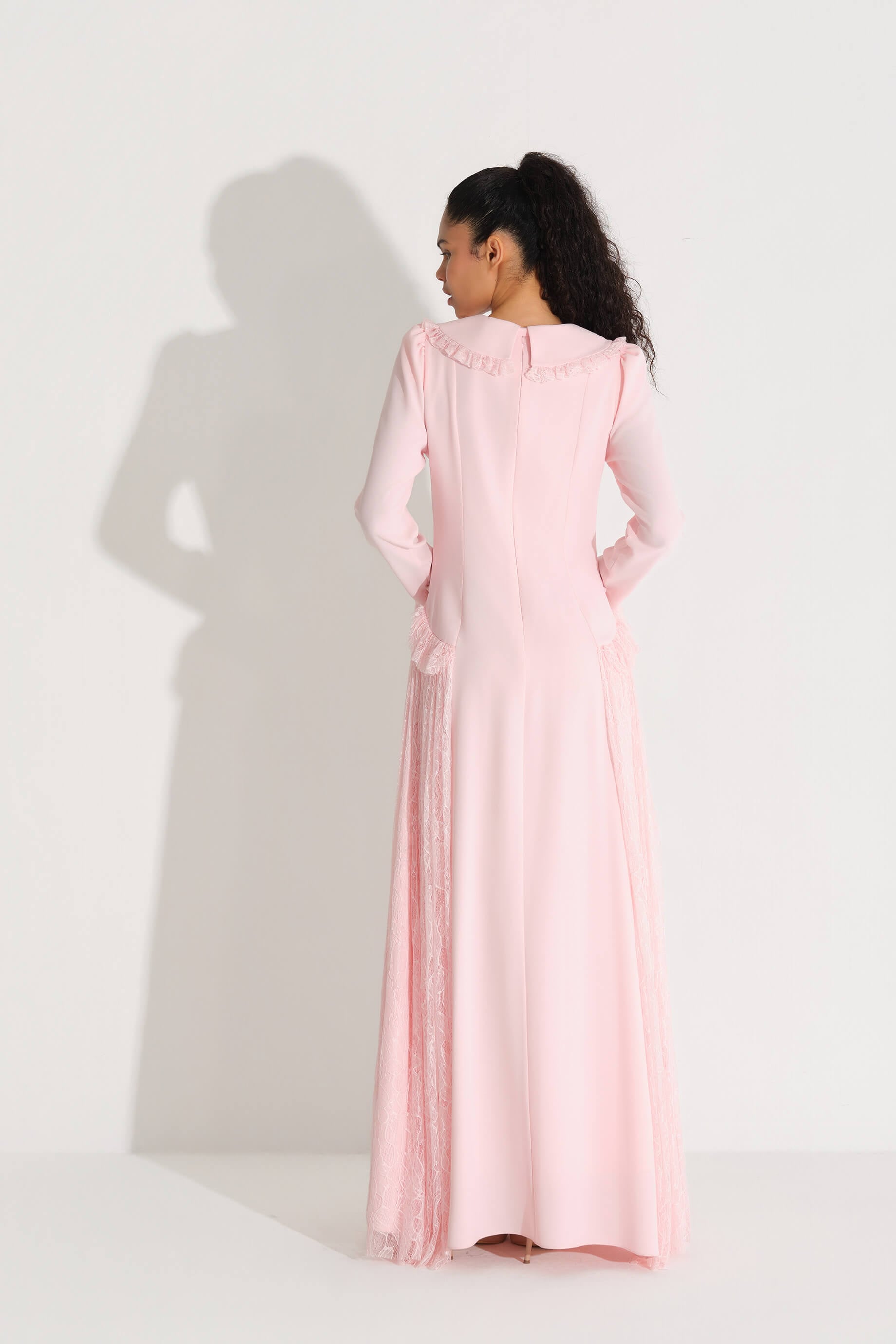 YAKASI VE ETEK KENARLARI DANTELLİ KREP ELBİSE Pembe