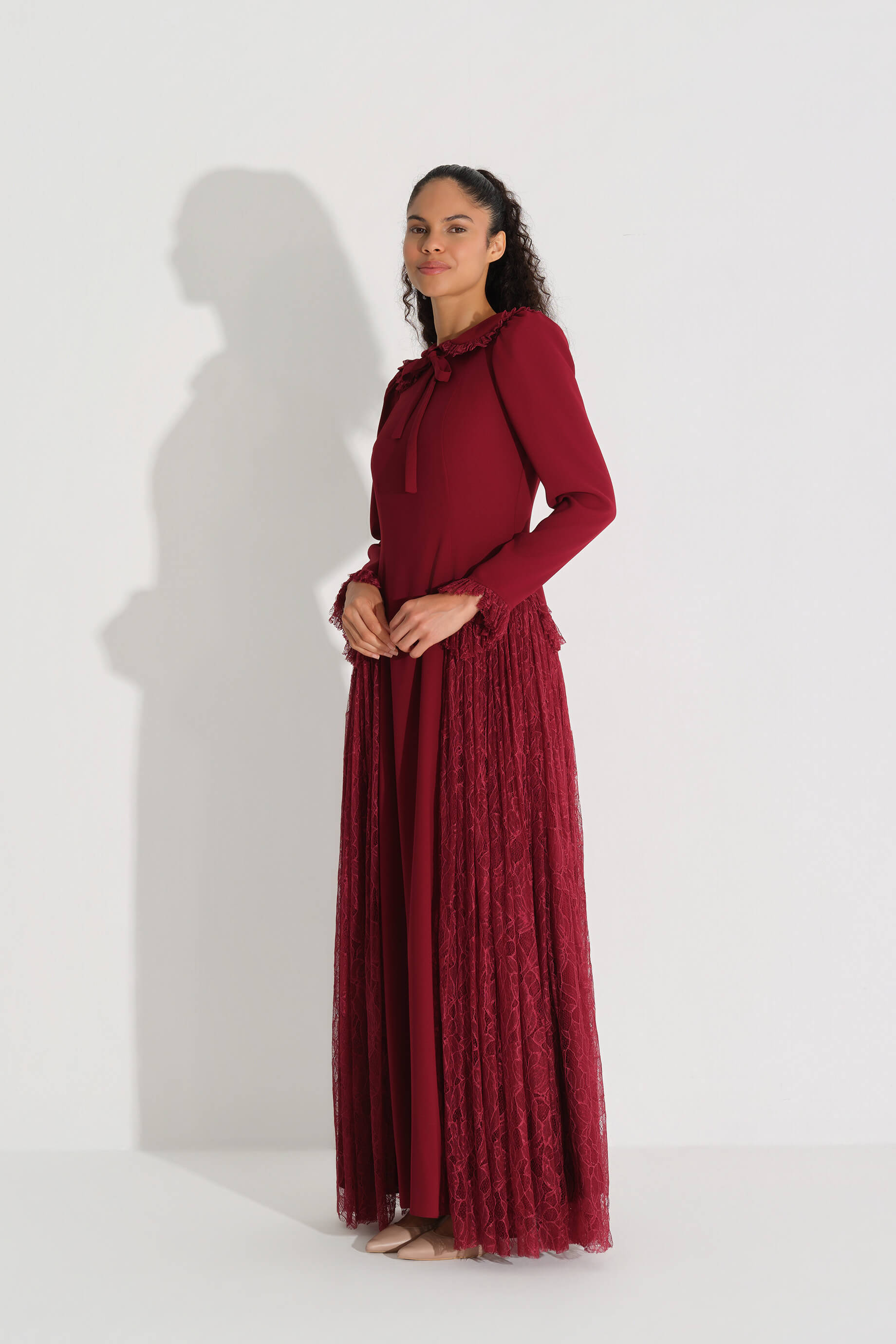 YAKASI VE ETEK KENARLARI DANTELLİ KREP ELBİSE Bordo