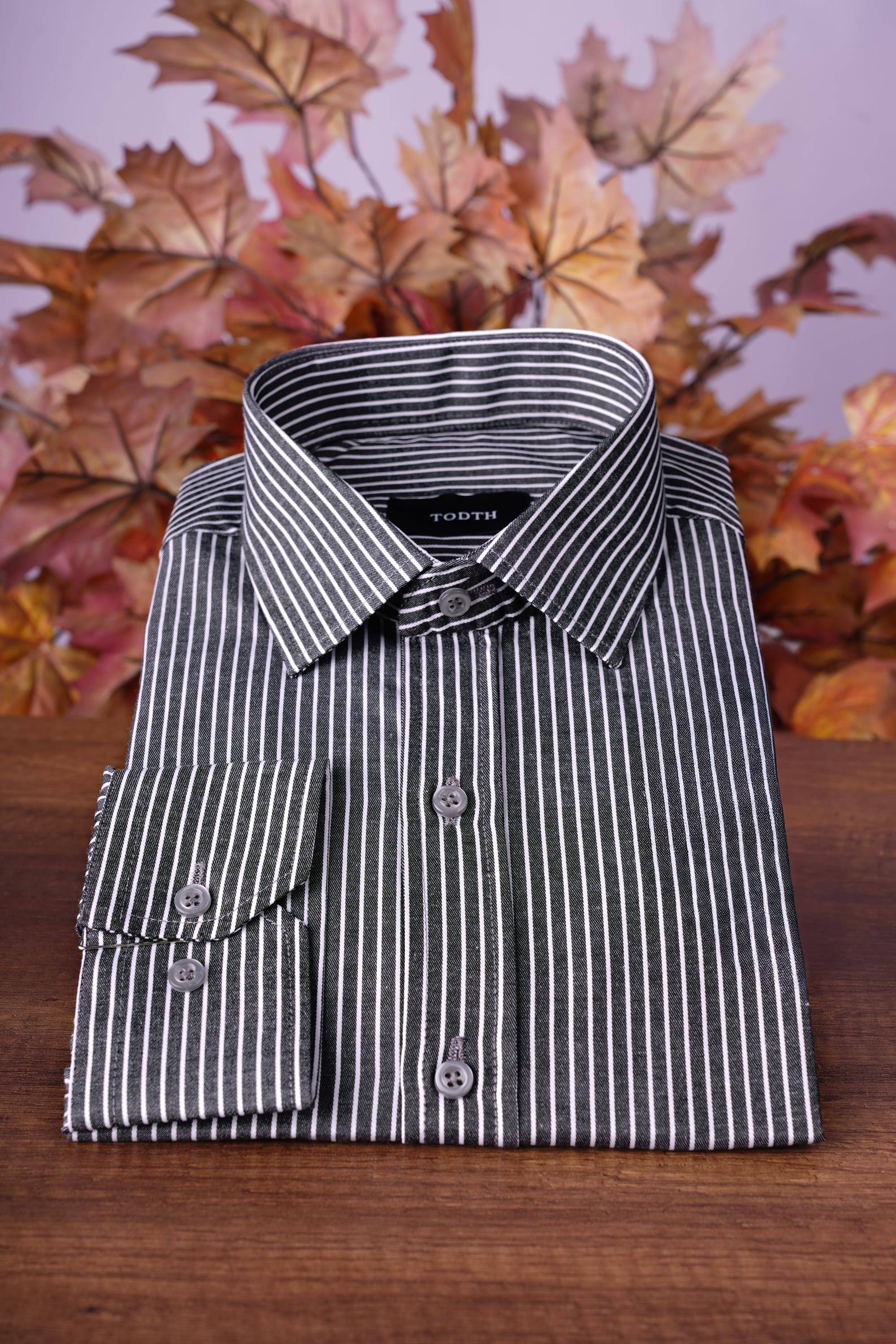 TodthKolay Ütülenebilen Dört Mevsim Modern Fit Yumuşak Dokulu Füme Beyaz Çizgili Erkek Gömlek3 Gömlek 899 TL