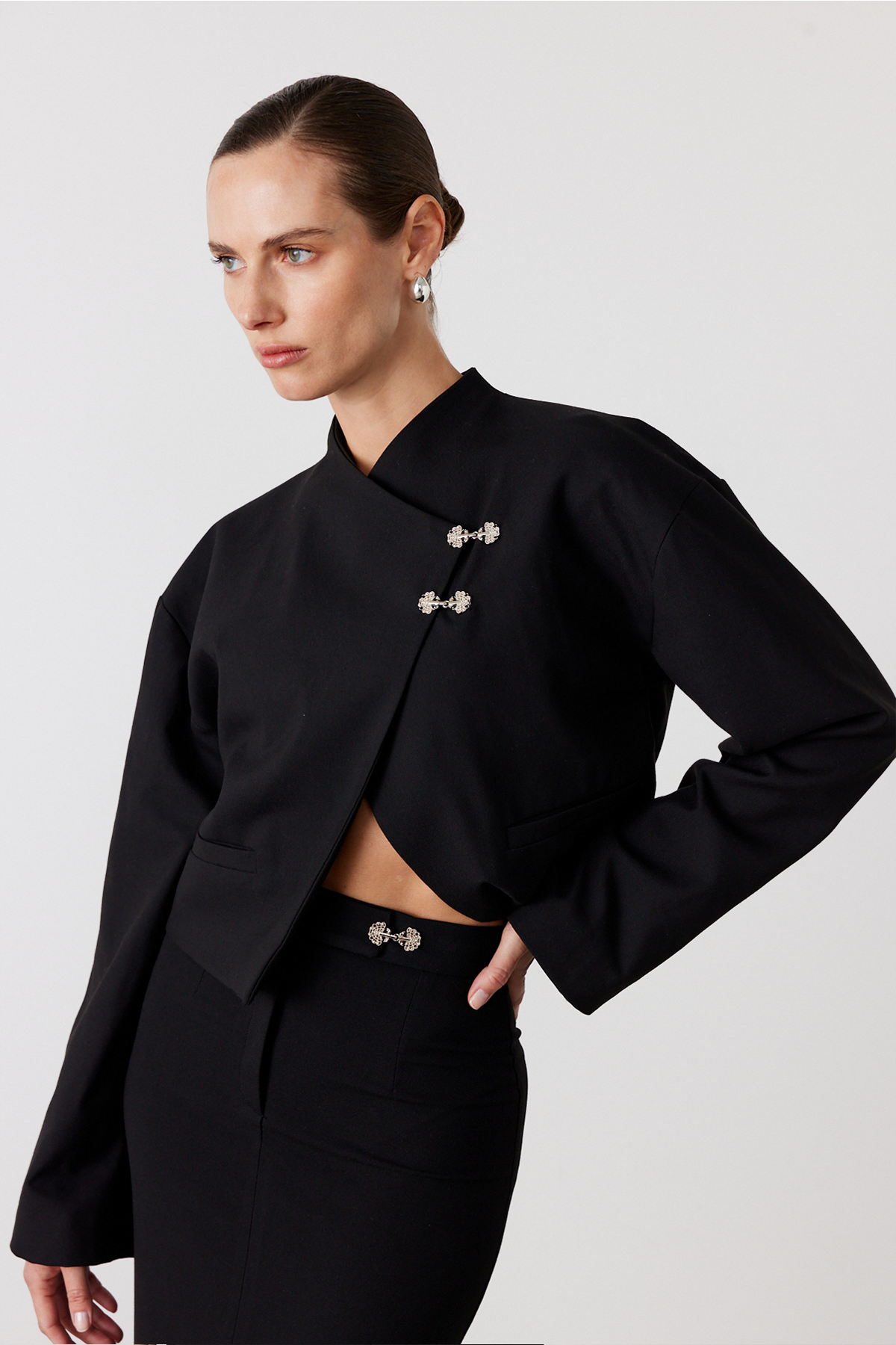 Metal Aksesuarlı Crop Blazer Ceket Siyah