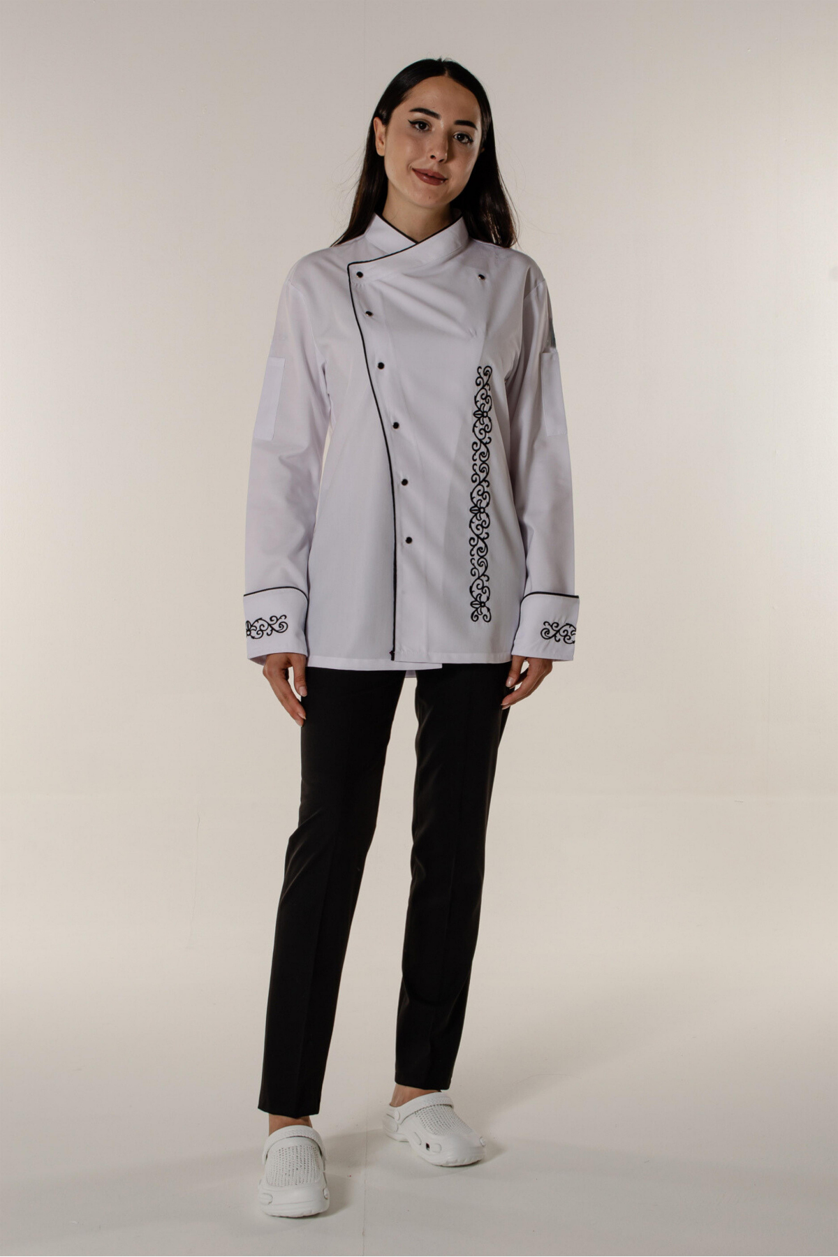 Mert Giyim İş ElbiseleriBeyaz Unisex Nakış Desenli Ve Biyeli Aşçı Mutfak Şef CeketiAşçı CeketiBeyaz Unisex Nakış Desenli Ve Biyeli Aşçı Mutfak Şef Ceketi | Mert Giyim İş Elbiseleri
