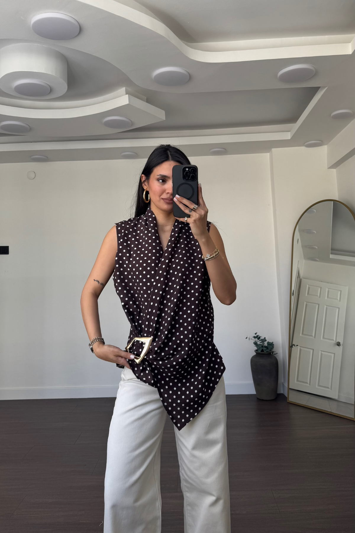 Aksesuar Detaylı Puantiyeli Bluz-Kahve
