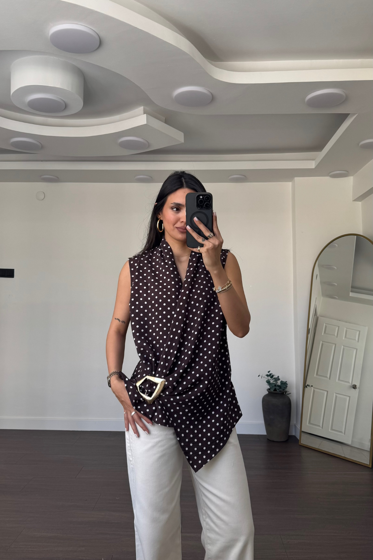 Aksesuar Detaylı Puantiyeli Bluz-Kahve