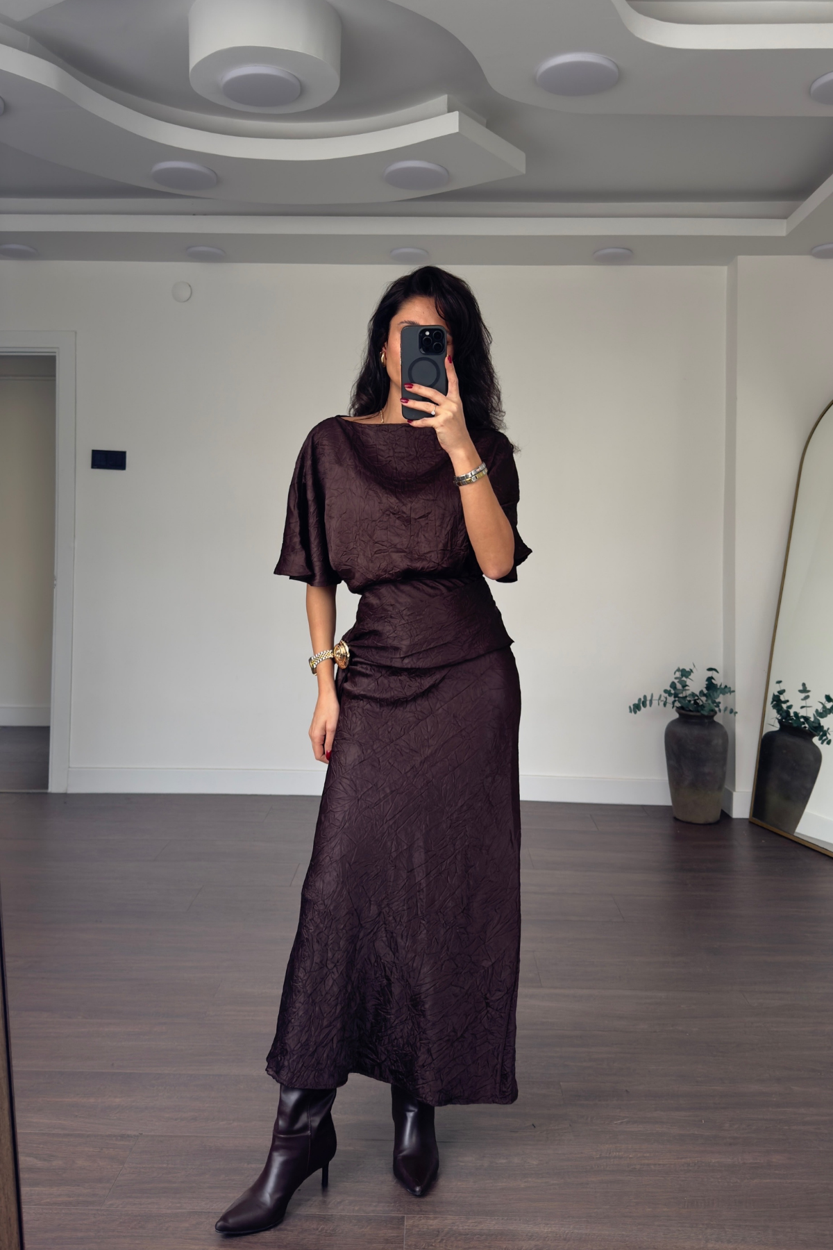 Aksesuar Detaylı Saten Takım-Acı Kahve