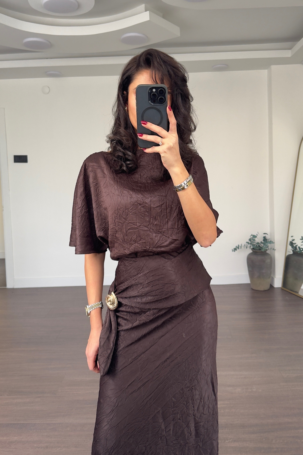 Aksesuar Detaylı Saten Takım-Acı Kahve