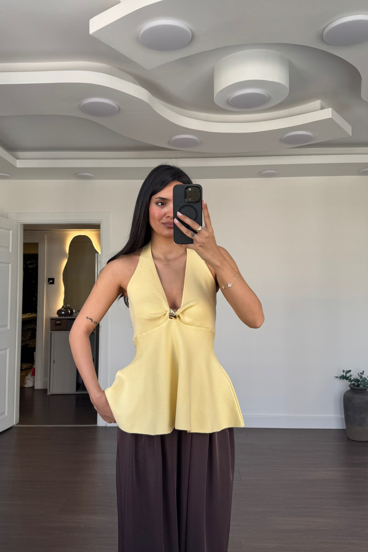 Aksesuarlı Sırt Dekolteli Bluz-Sarı