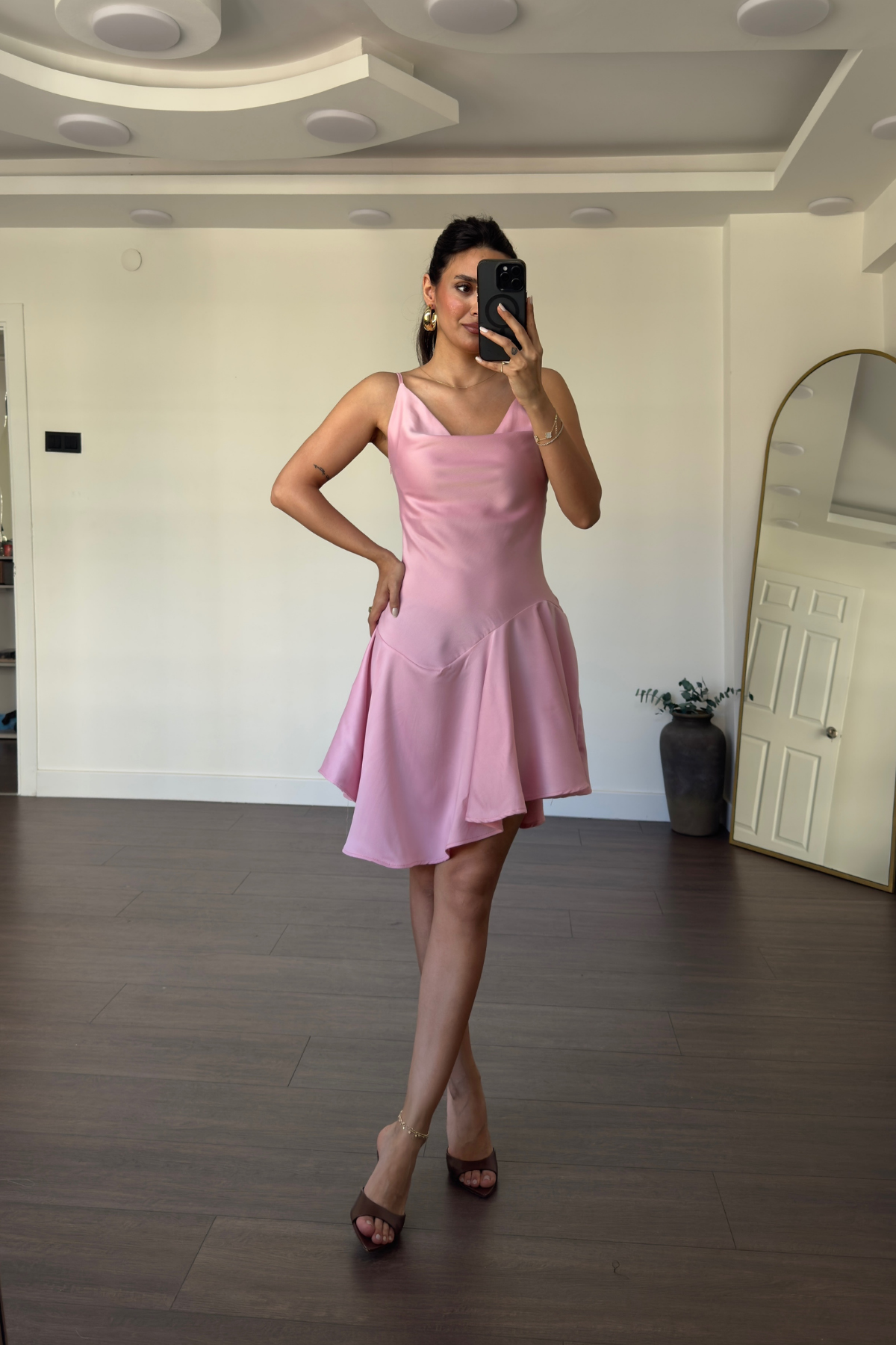 Asimetrik Fırfır Detaylı Degaje Yaka Elbise-Pembe