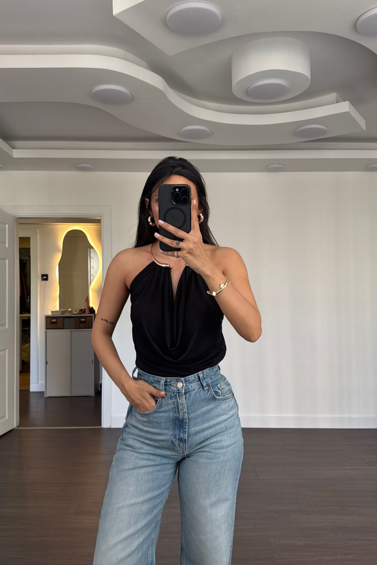 Boyundan Aksesuarlı Degaje Yaka Bluz-Siyah