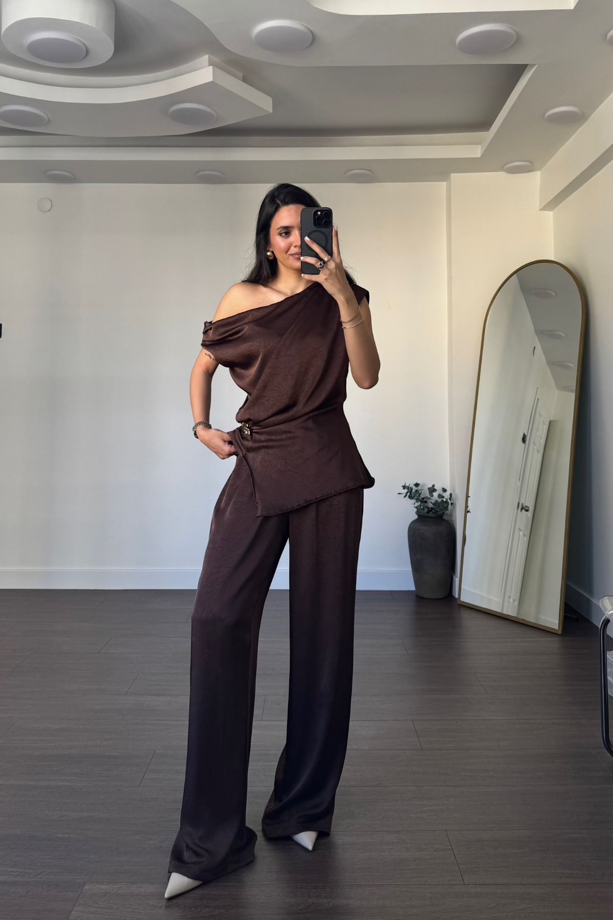 Broş Detaylı Degaje Yaka Takım-Kahve